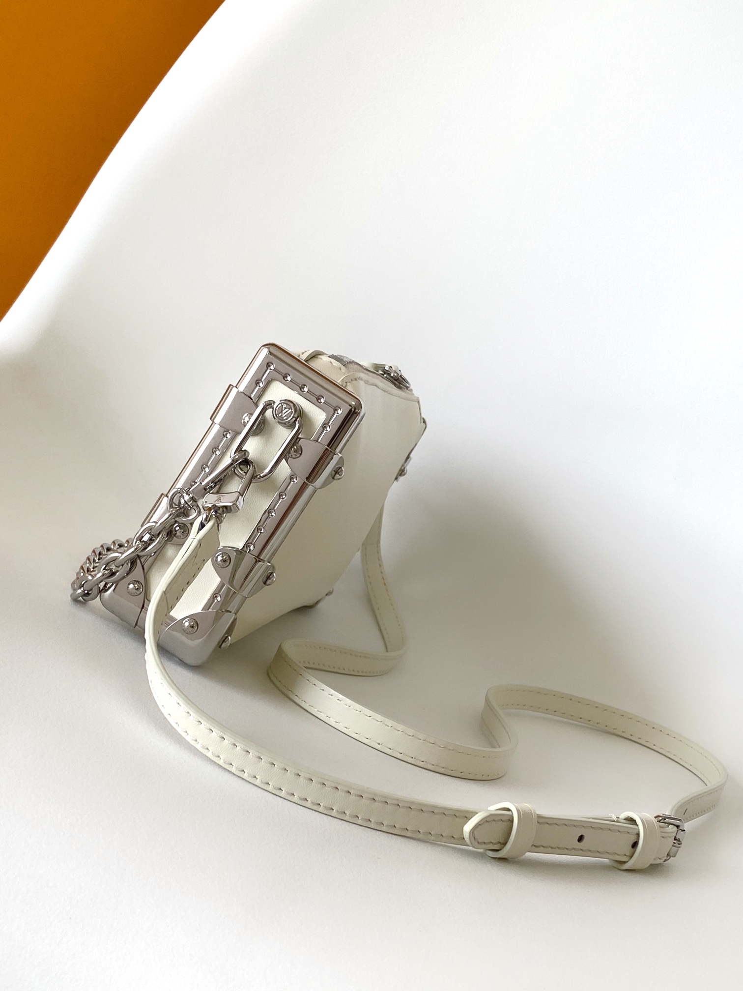 LV高仿白色小型鏈條包 女生極簡風穿搭首選款式｜歐美奢侈品精品推薦