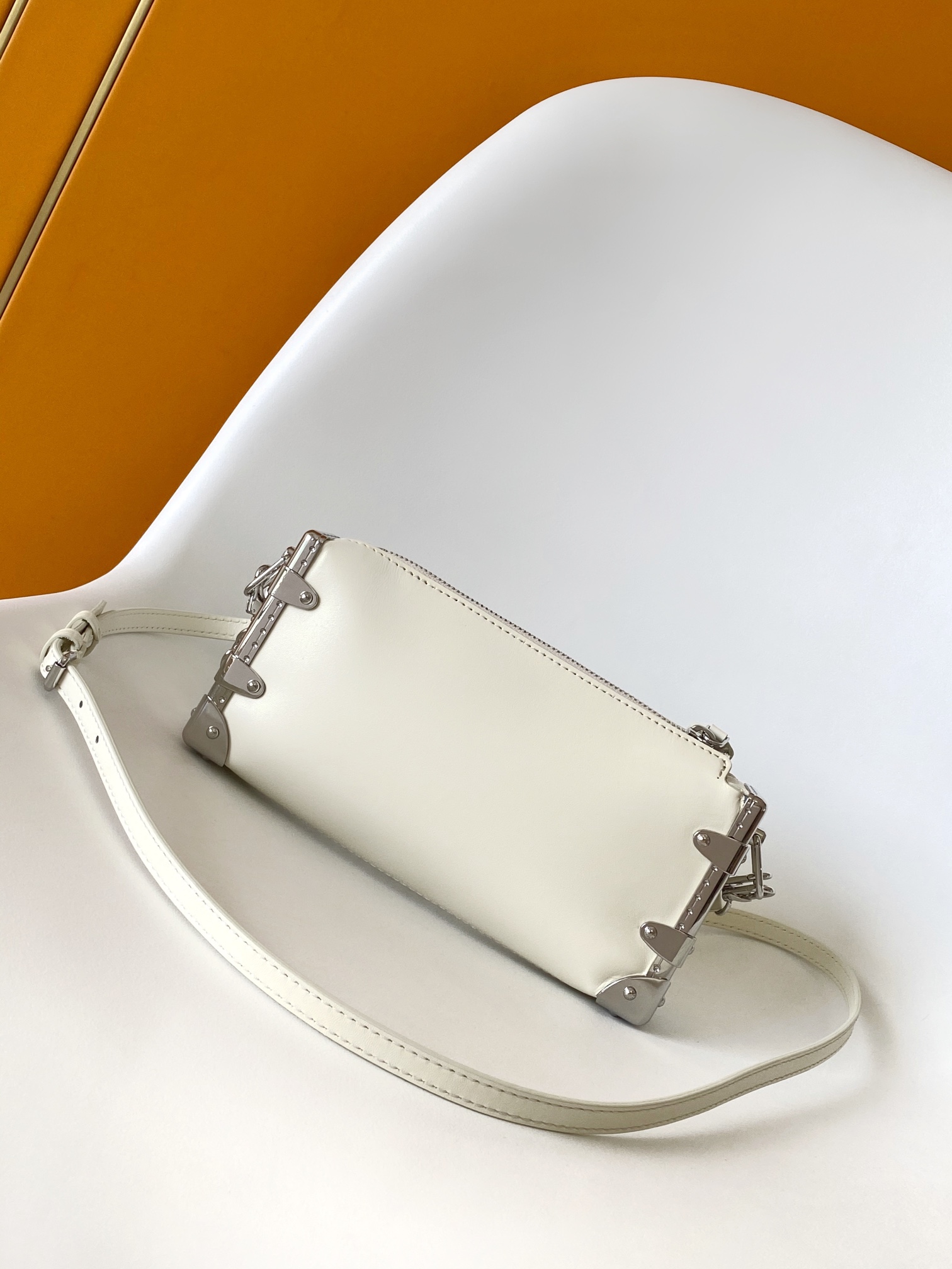 LV高仿白色小型鏈條包 女生極簡風穿搭首選款式｜歐美奢侈品精品推薦