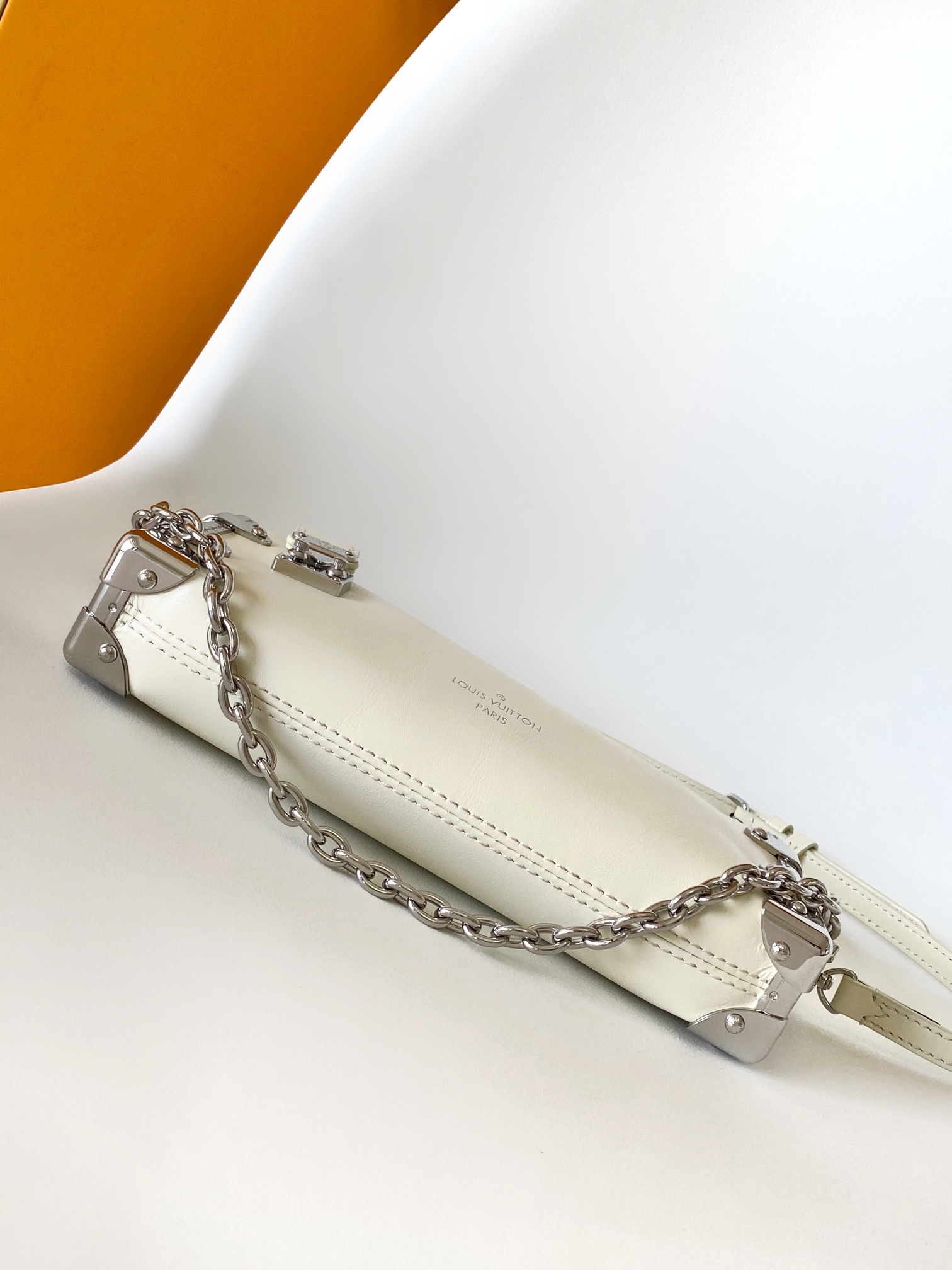 LV高仿白色小型鏈條包 女生極簡風穿搭首選款式｜歐美奢侈品精品推薦
