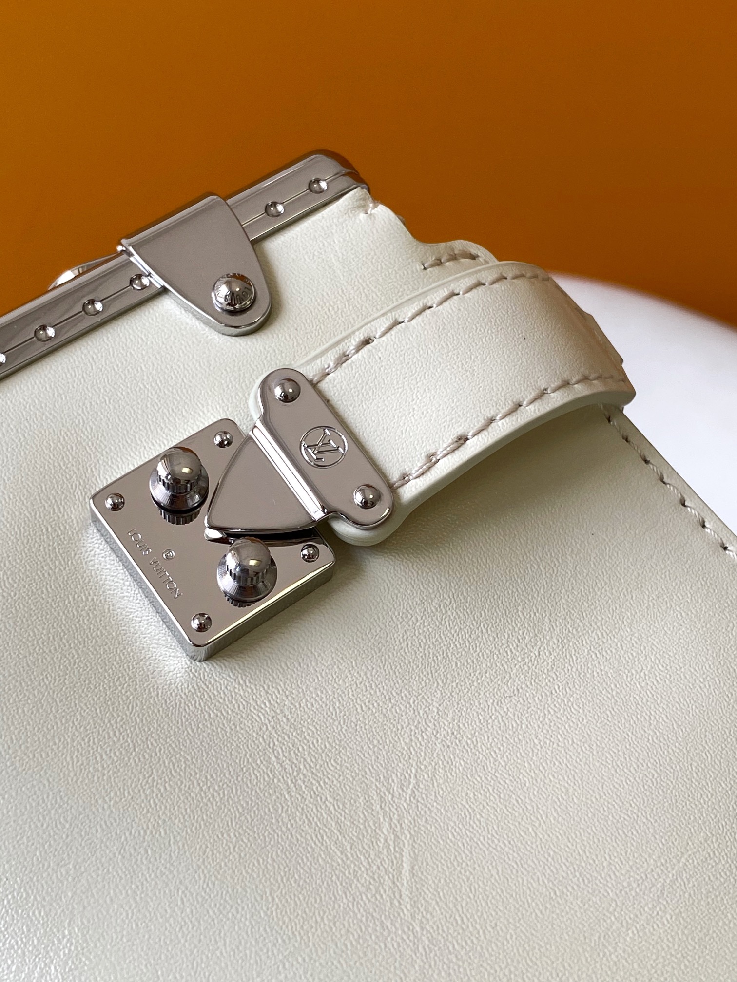 LV高仿白色小型鏈條包 女生極簡風穿搭首選款式｜歐美奢侈品精品推薦