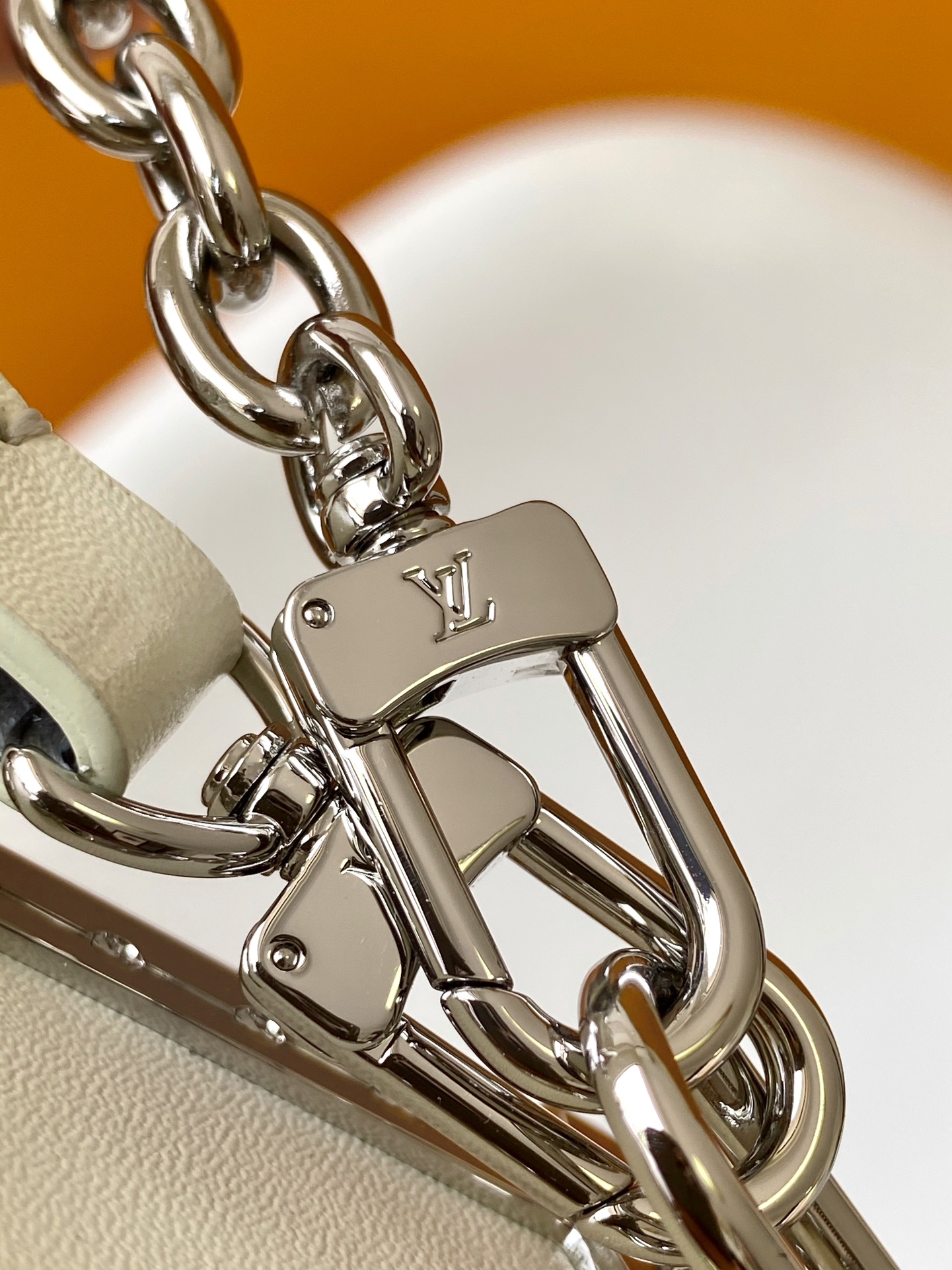 LV高仿白色小型鏈條包 女生極簡風穿搭首選款式｜歐美奢侈品精品推薦