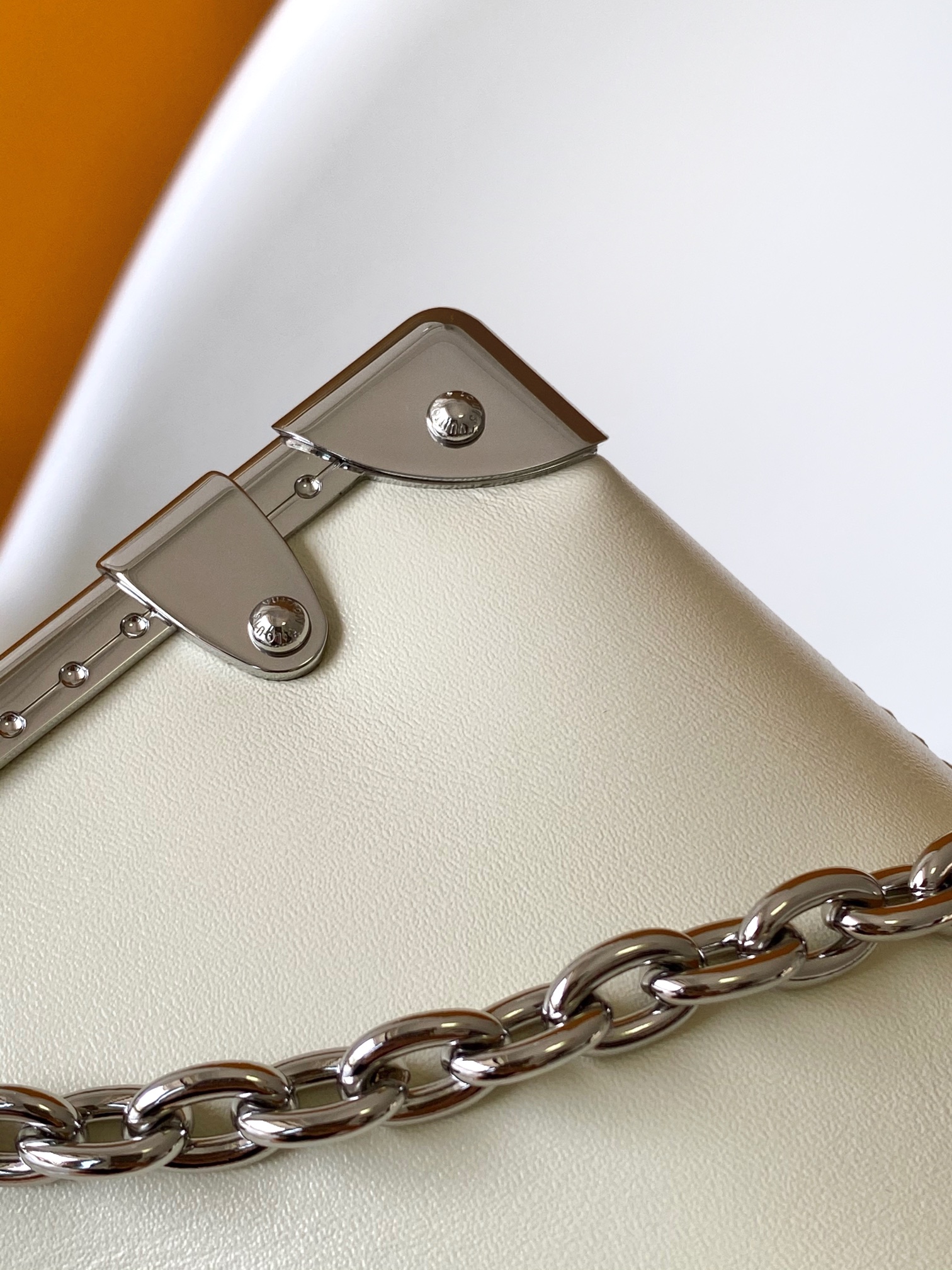 LV高仿白色小型鏈條包 女生極簡風穿搭首選款式｜歐美奢侈品精品推薦