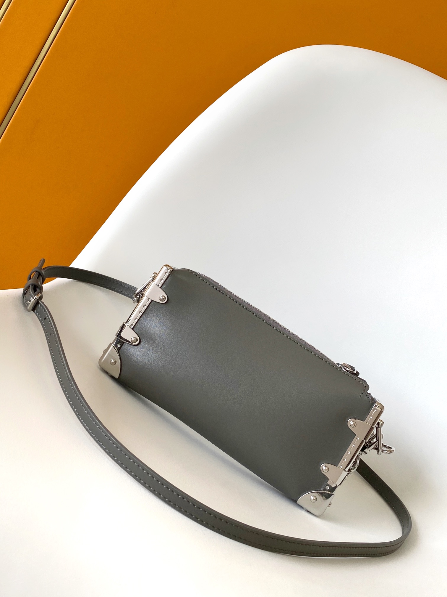 LV A貨灰色鏈條手拿包 小巧個性風格五金亮點設計｜歐美奢侈品精品推薦