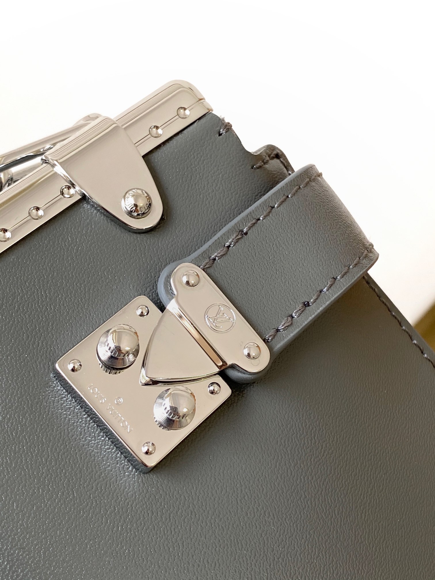 LV A貨灰色鏈條手拿包 小巧個性風格五金亮點設計｜歐美奢侈品精品推薦