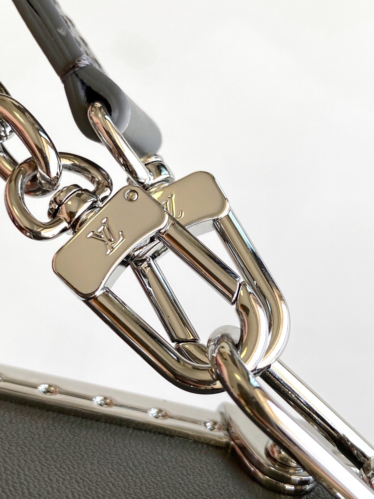 LV A貨灰色鏈條手拿包 小巧個性風格五金亮點設計｜歐美奢侈品精品推薦