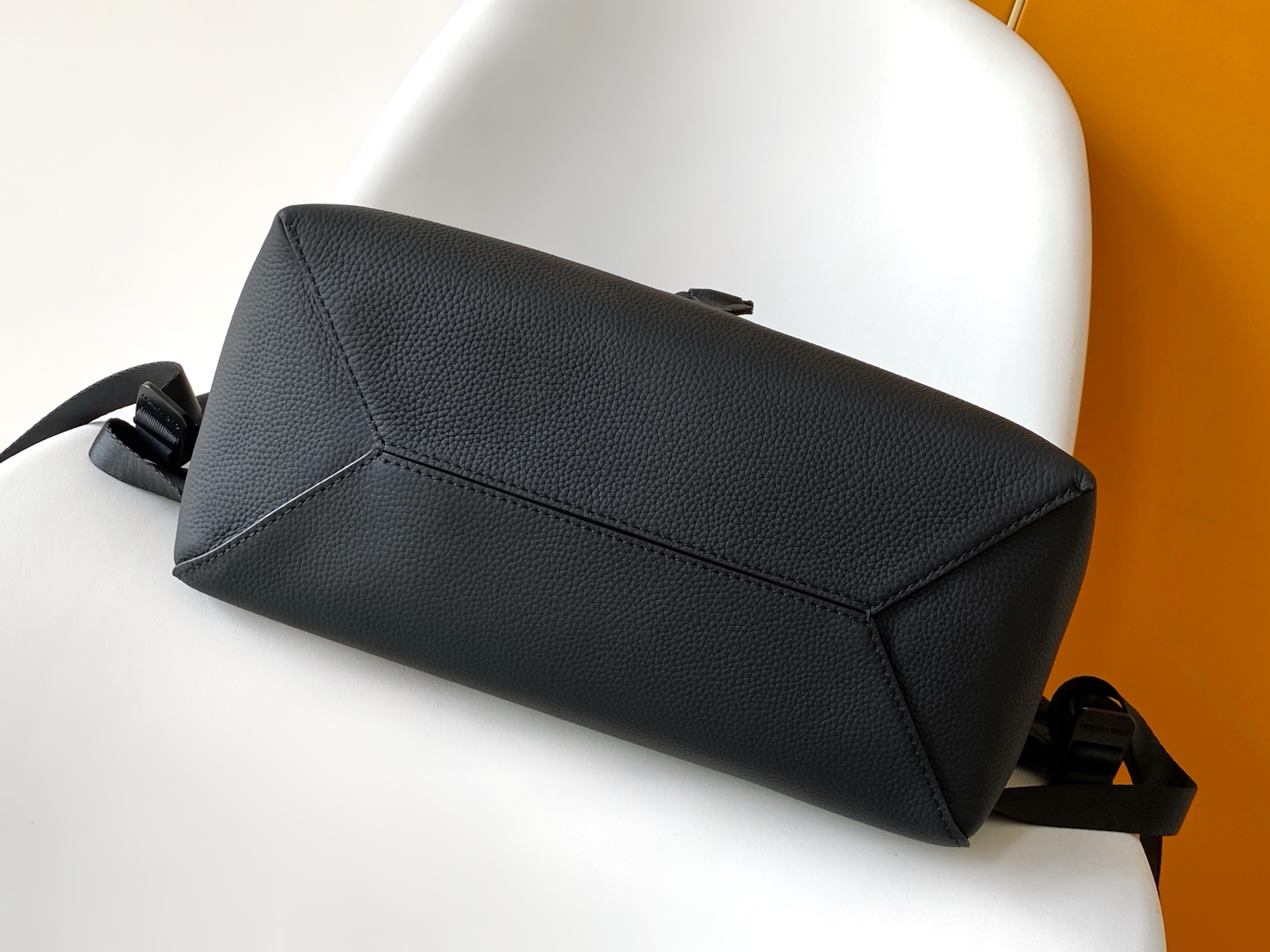 LV高仿男士方蓋雙肩後背包 橫挺線條設計商務日用兼備｜歐美奢侈品精品推薦