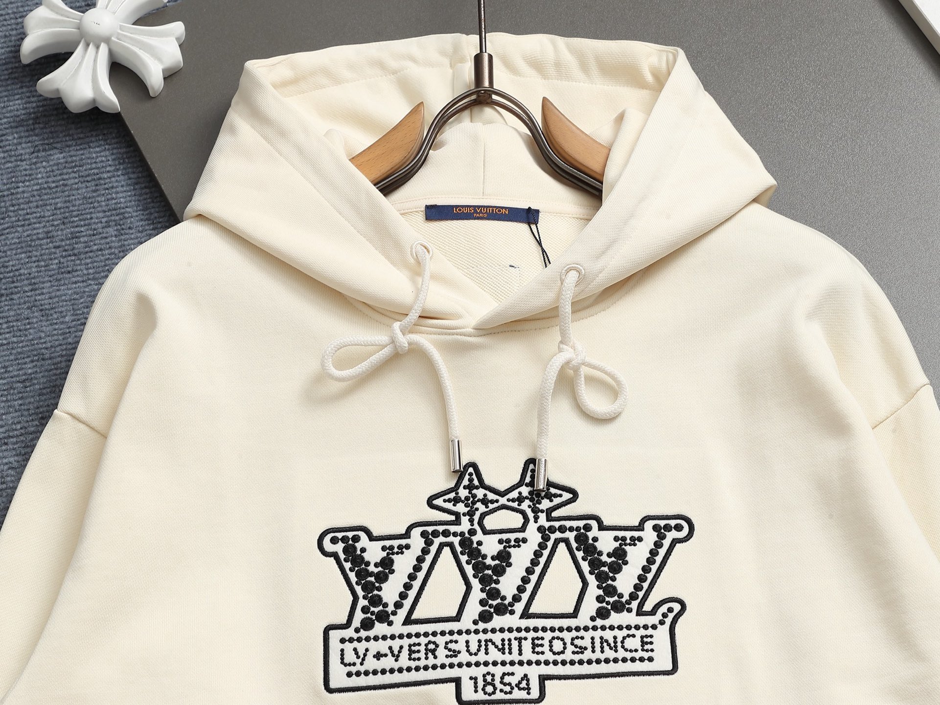 LV 高仿米白色皇冠刺繡連帽衛衣 秋冬百搭款｜歐美奢侈品精品推薦