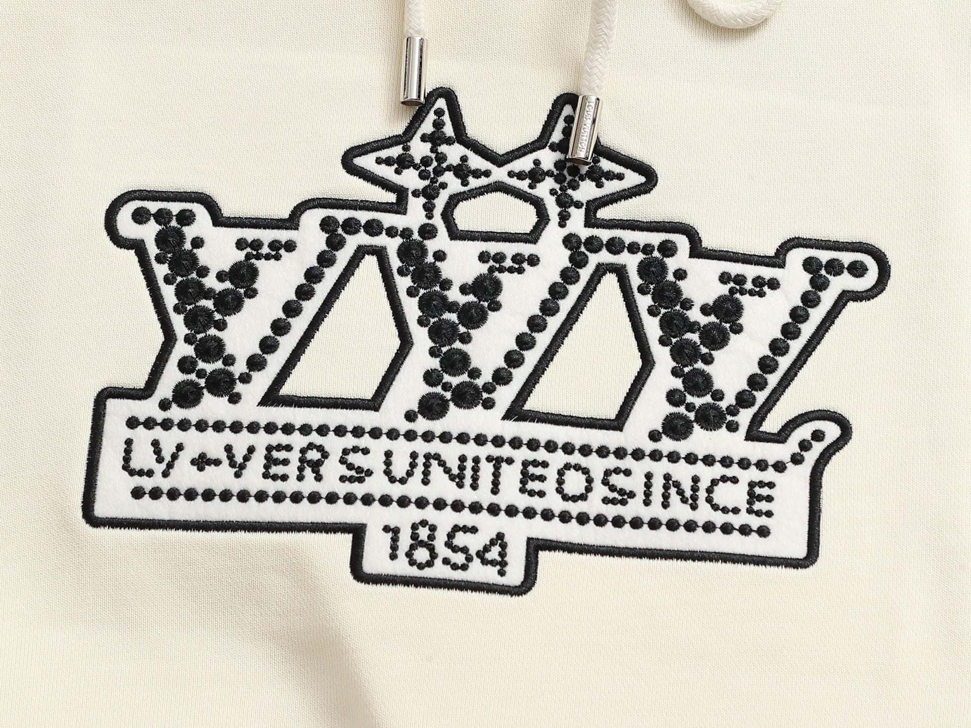 LV 高仿米白色皇冠刺繡連帽衛衣 秋冬百搭款｜歐美奢侈品精品推薦