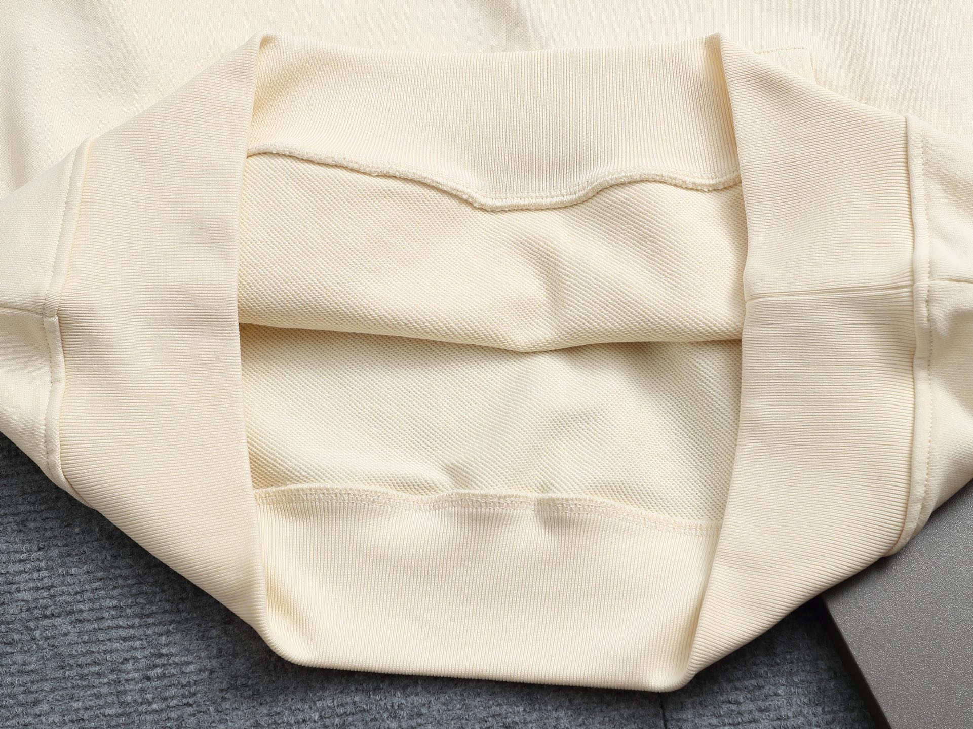 LV 高仿米白色皇冠刺繡連帽衛衣 秋冬百搭款｜歐美奢侈品精品推薦