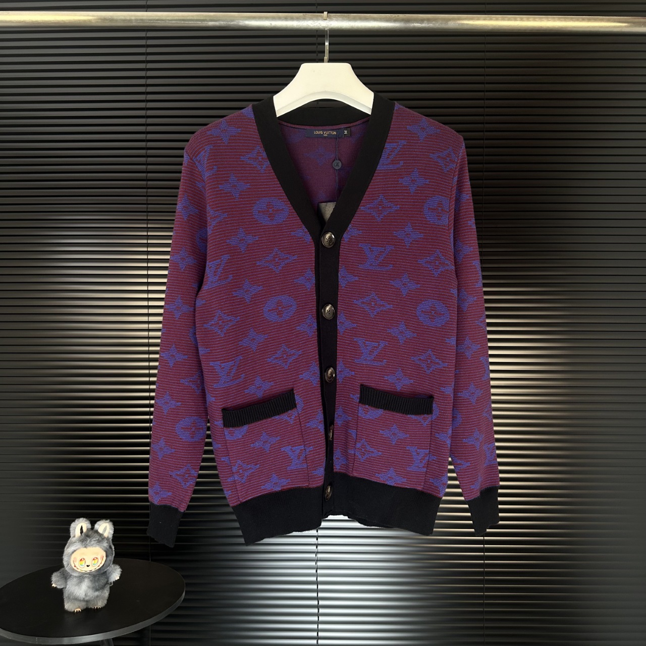 LV 高仿針織開襟外套 紫藍老花典藏設計|超A仿原單精品圖片 2 LV 高仿針織開襟外套 紫藍老花典藏設計|歐美奢侈品精品推薦