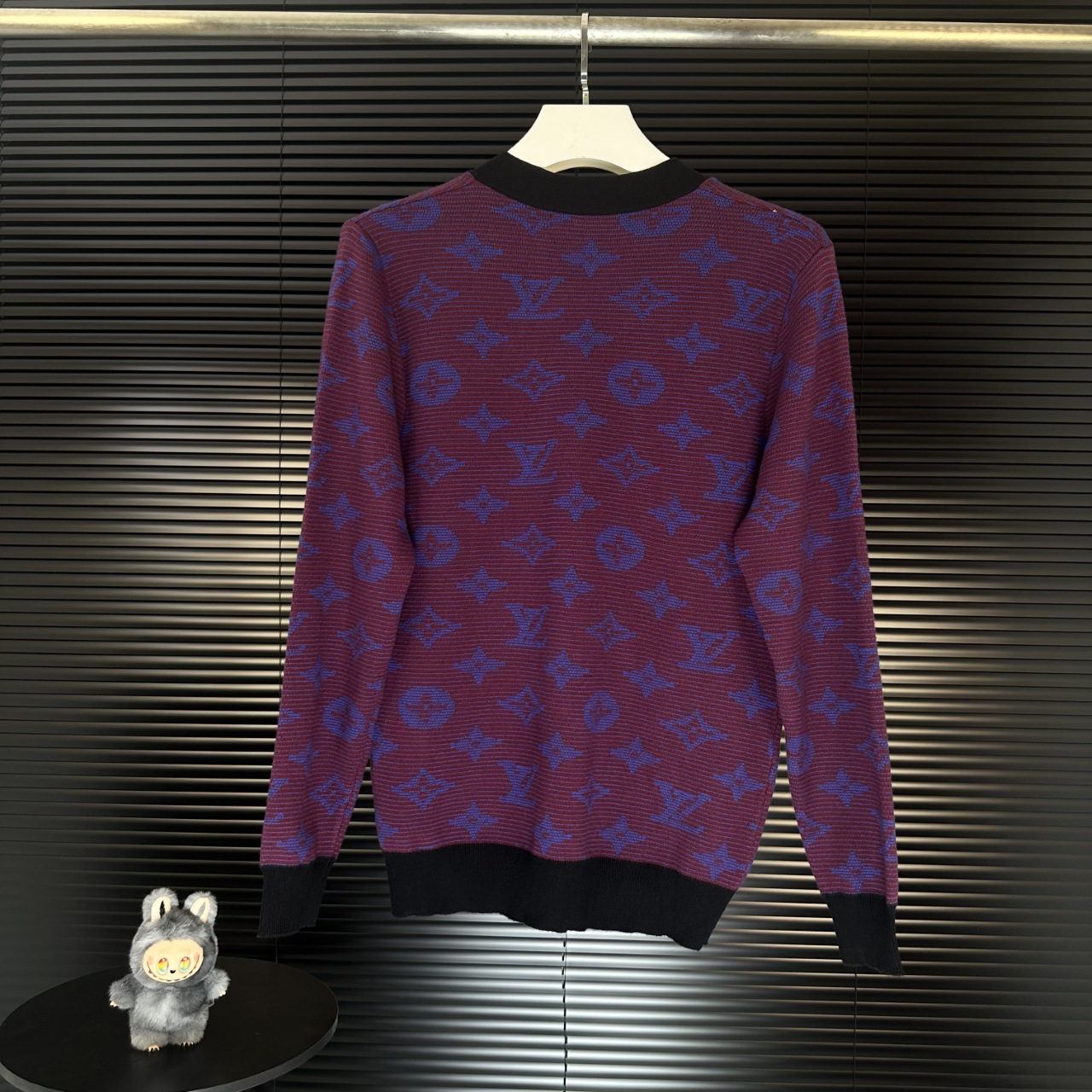 LV 高仿針織開襟外套 紫藍老花典藏設計|超A仿原單精品圖片 14 LV 高仿針織開襟外套 紫藍老花典藏設計|歐美奢侈品精品推薦