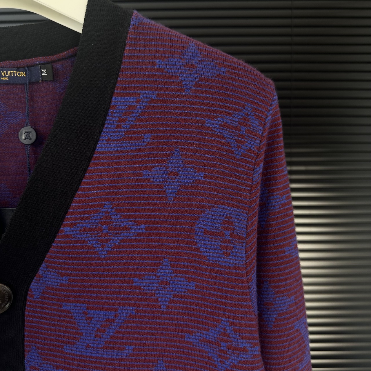 LV 高仿針織開襟外套 紫藍老花典藏設計｜歐美奢侈品精品推薦