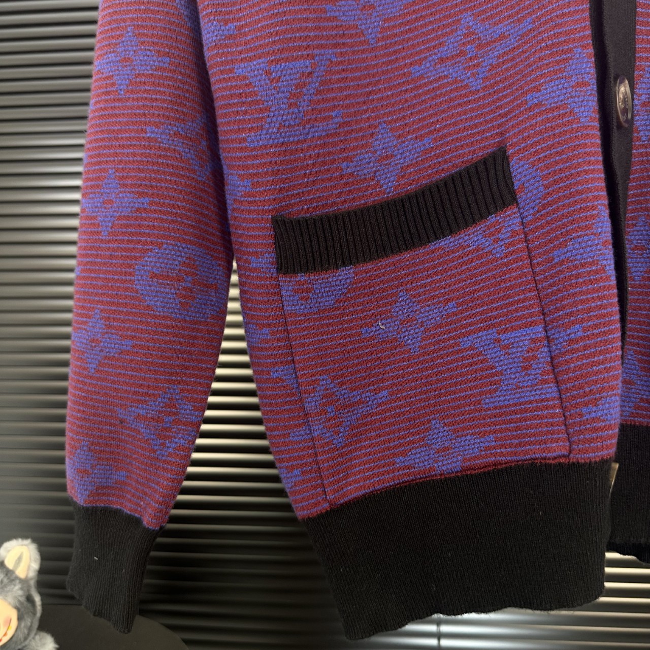 LV 高仿針織開襟外套 紫藍老花典藏設計｜歐美奢侈品精品推薦