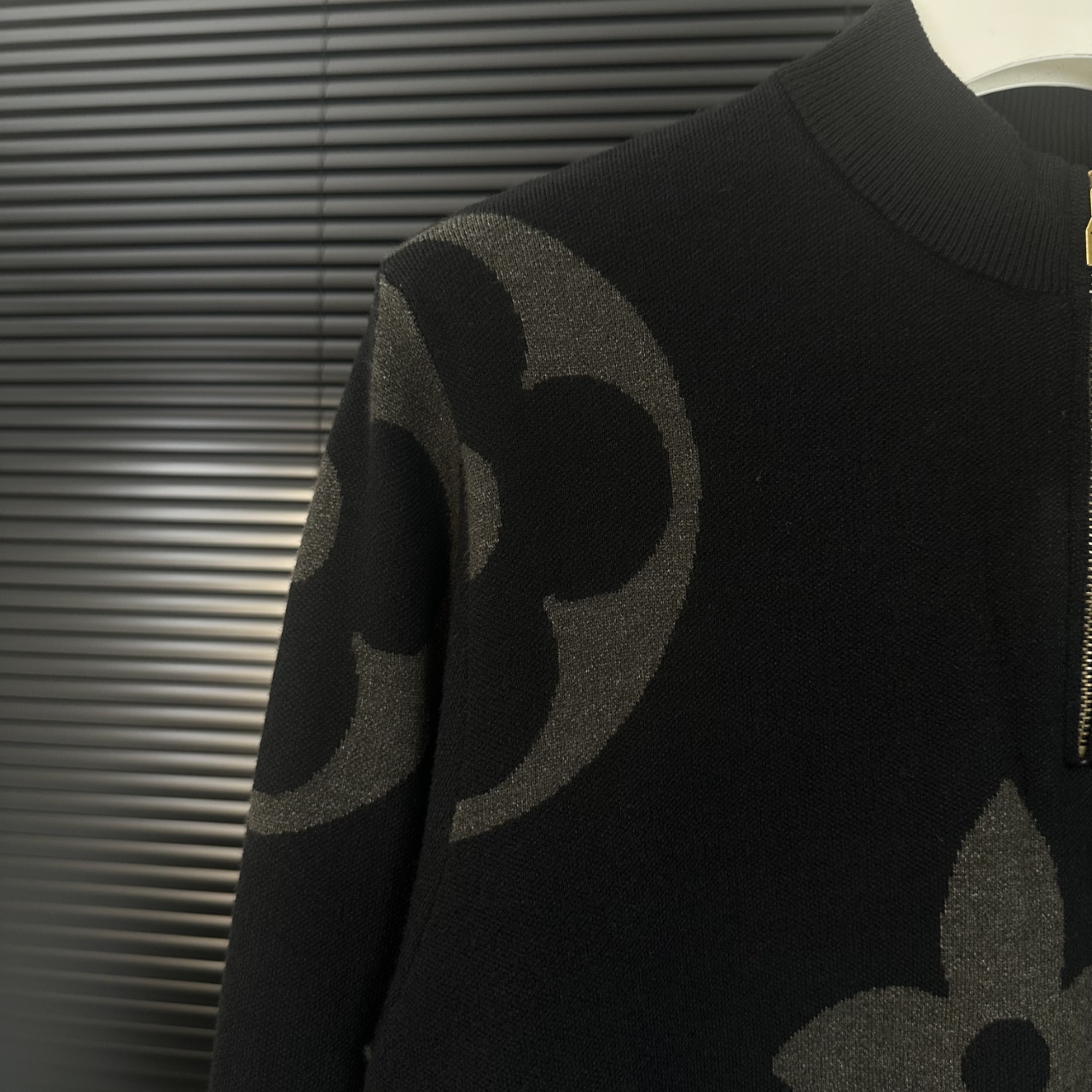 LV 一比一老花針織上衣 黑色半高領精品款｜歐美奢侈品精品推薦