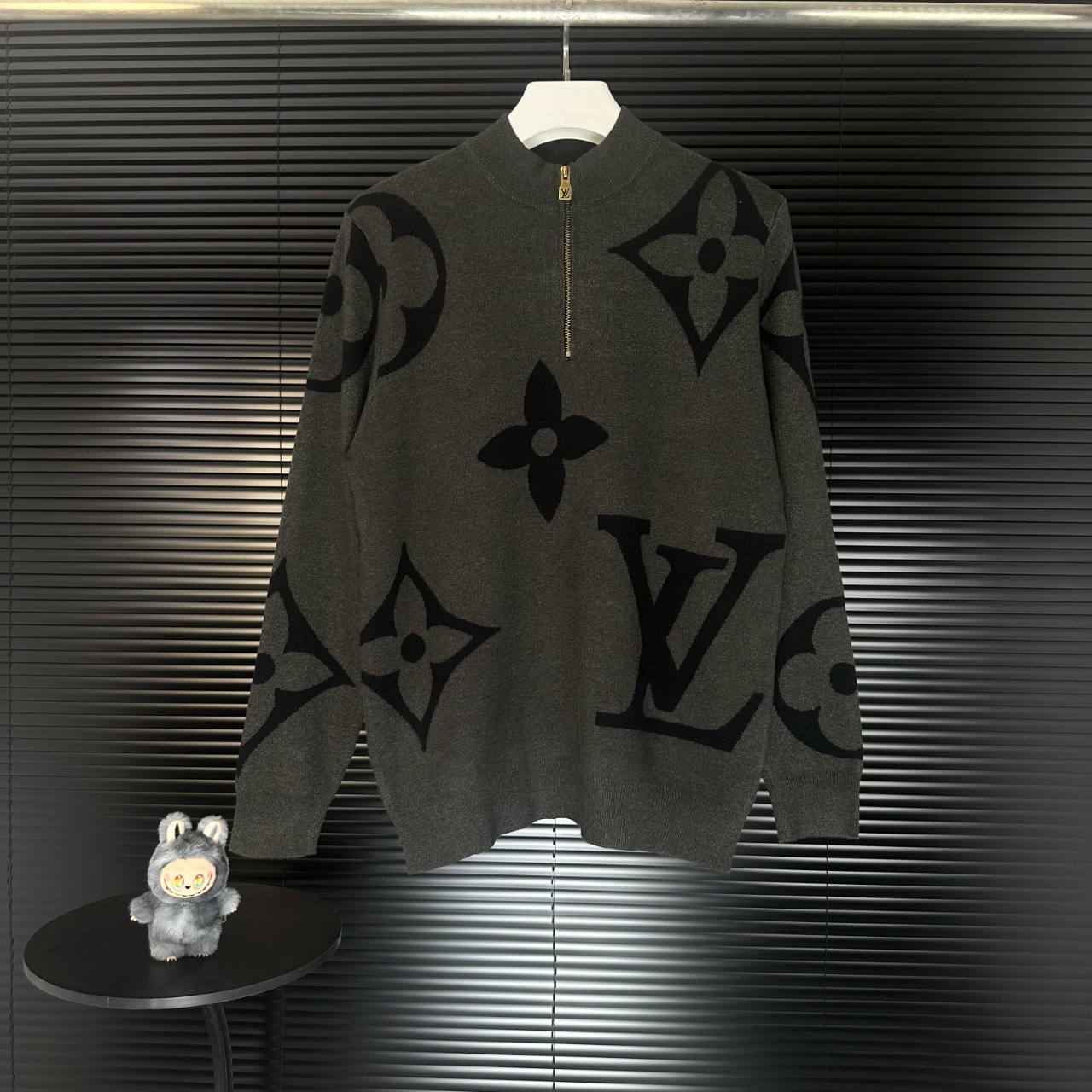 LV 高仿老花針織毛衣 灰黑半高領秋冬時尚款｜歐美奢侈品精品推薦