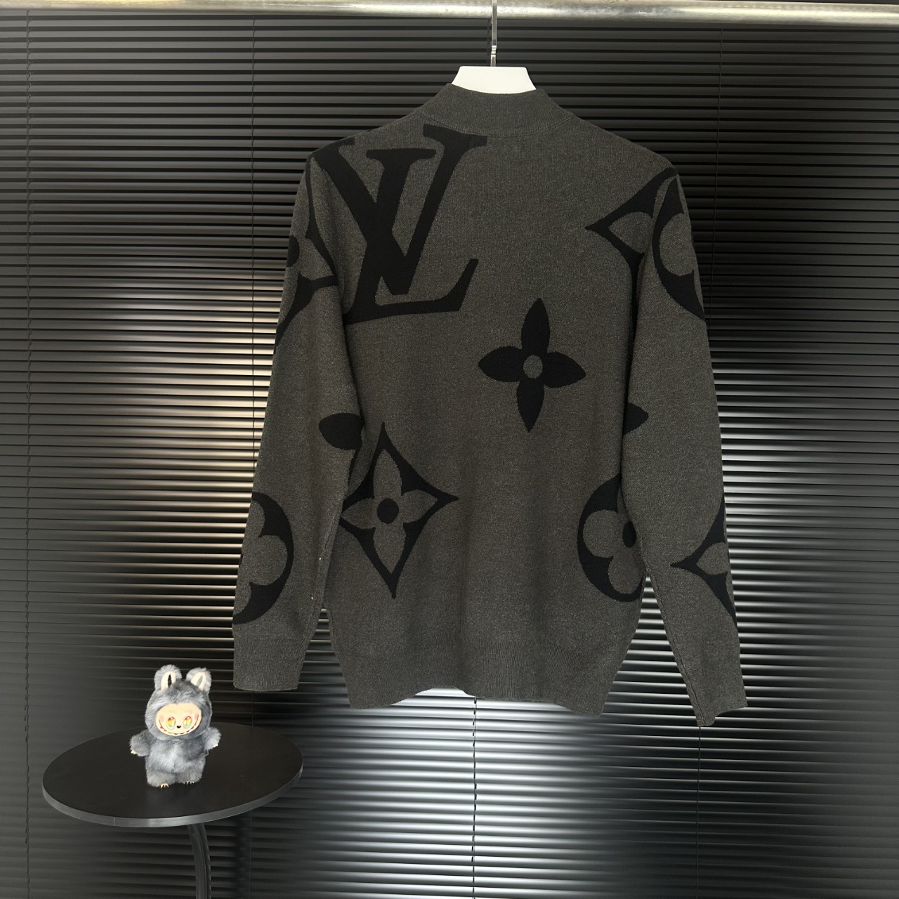 LV 高仿老花針織毛衣 灰黑半高領秋冬時尚款｜歐美奢侈品精品推薦
