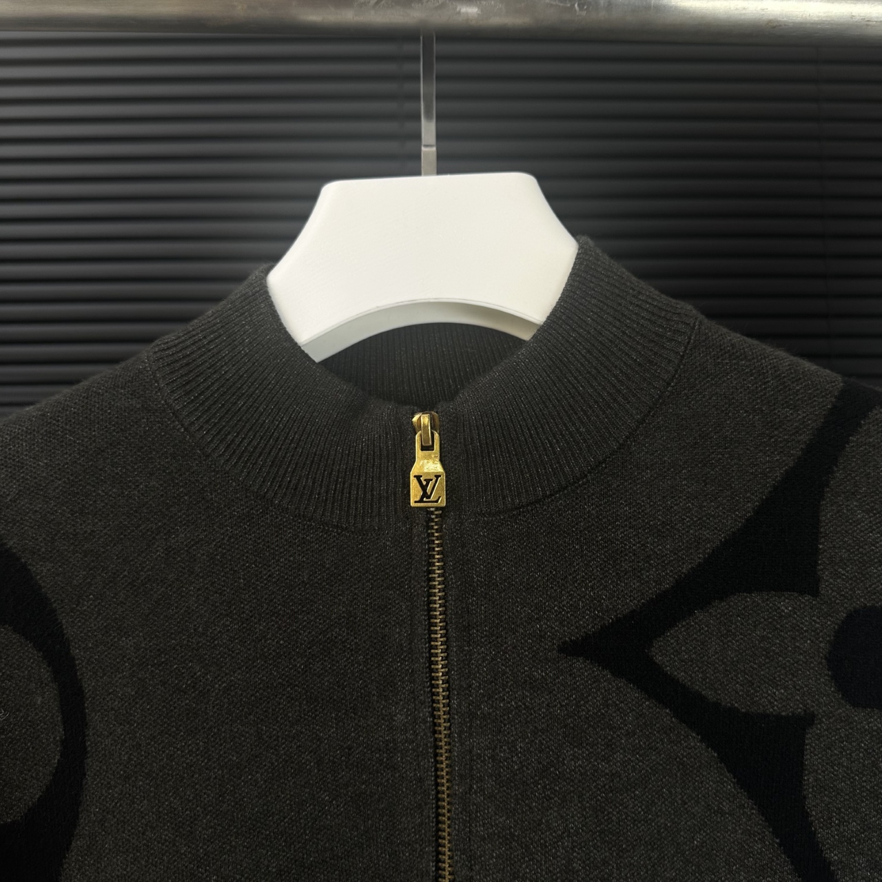 LV 高仿老花針織毛衣 灰黑半高領秋冬時尚款｜歐美奢侈品精品推薦