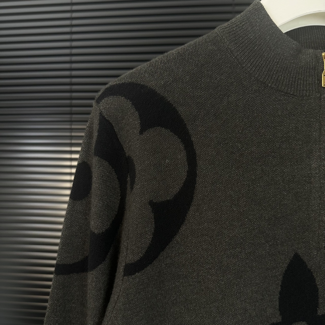 LV 高仿老花針織毛衣 灰黑半高領秋冬時尚款｜歐美奢侈品精品推薦