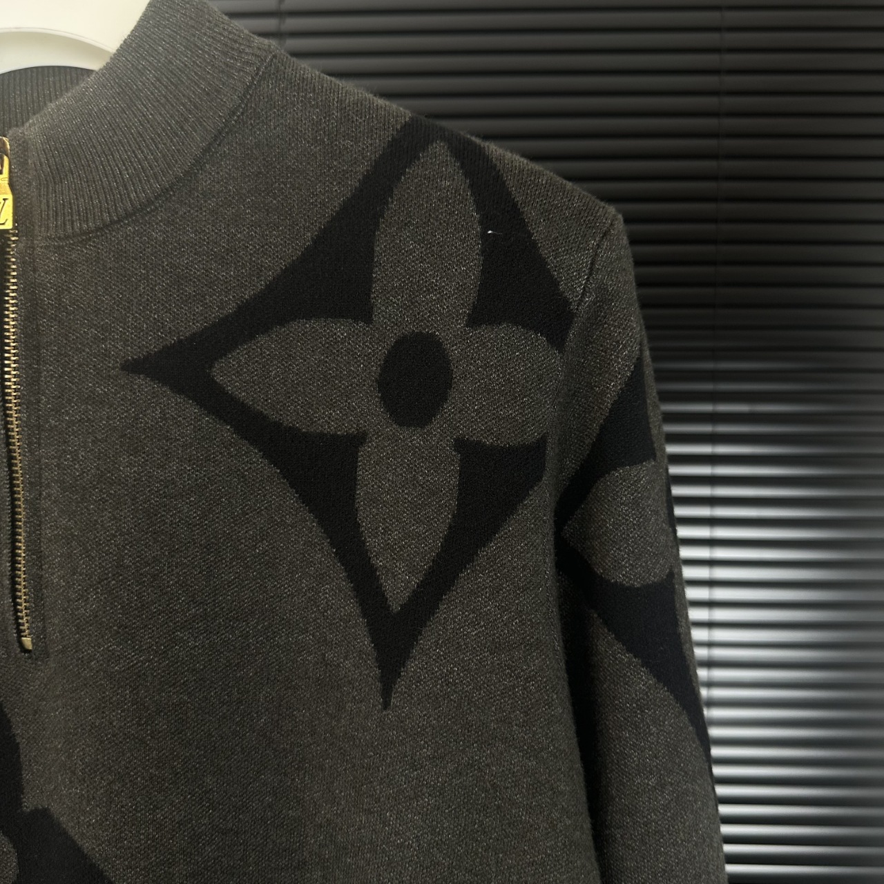 LV 高仿老花針織毛衣 灰黑半高領秋冬時尚款｜歐美奢侈品精品推薦