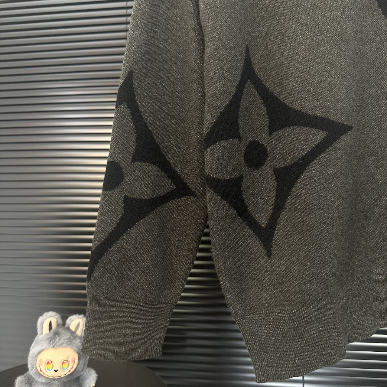 LV 高仿老花針織毛衣 灰黑半高領秋冬時尚款｜歐美奢侈品精品推薦