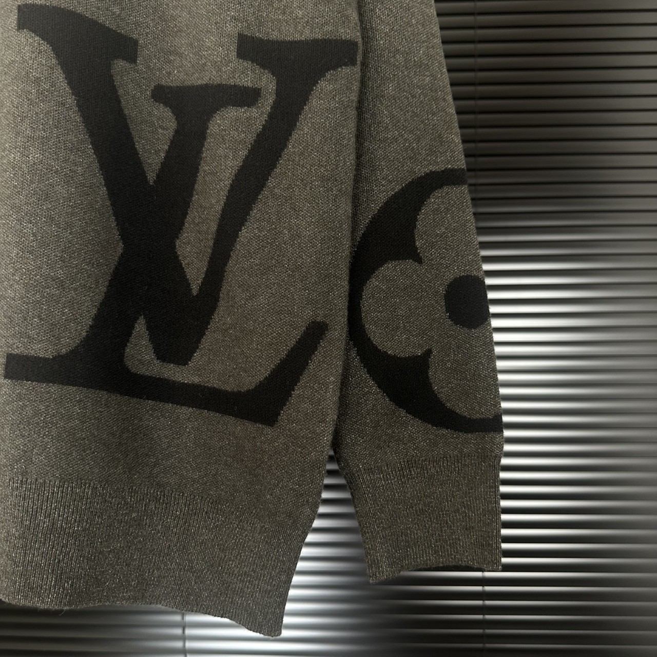 LV 高仿老花針織毛衣 灰黑半高領秋冬時尚款｜歐美奢侈品精品推薦