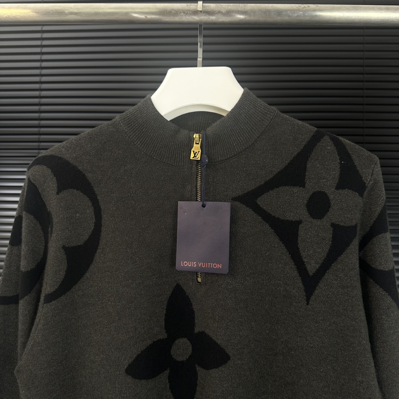 LV 高仿老花針織毛衣 灰黑半高領秋冬時尚款｜歐美奢侈品精品推薦