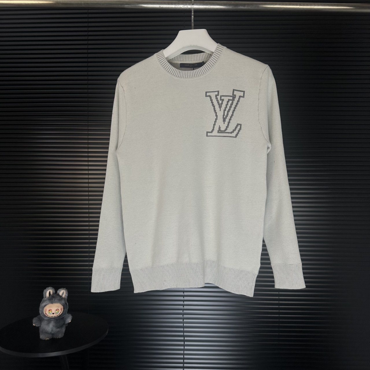 LV 一比一米白針織毛衣 經典Logo刺繡款｜歐美奢侈品精品推薦