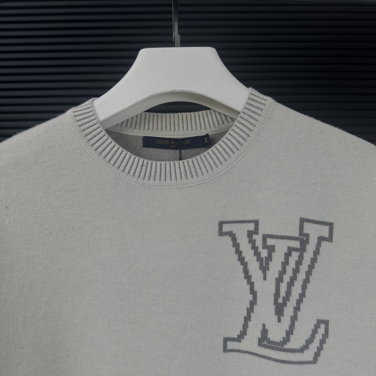 LV 一比一米白針織毛衣 經典Logo刺繡款｜歐美奢侈品精品推薦