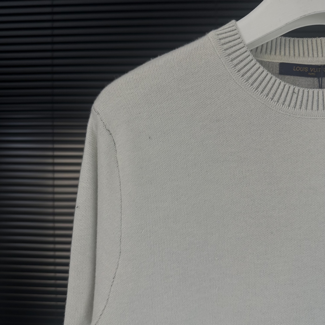 LV 一比一米白針織毛衣 經典Logo刺繡款｜歐美奢侈品精品推薦