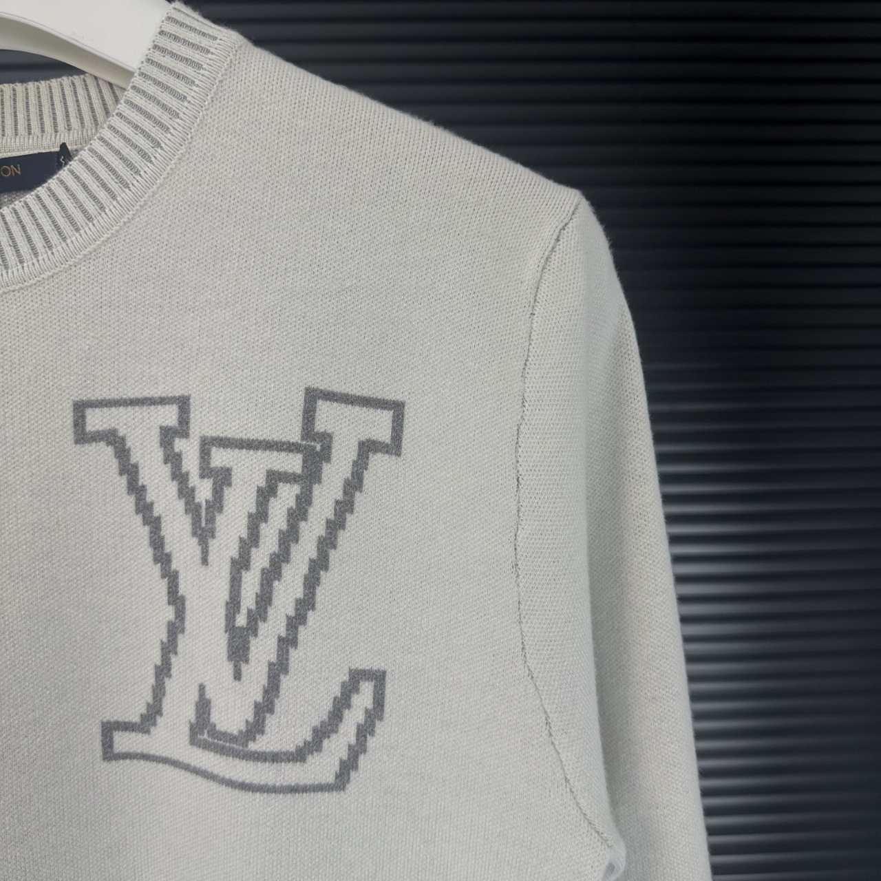 LV 一比一米白針織毛衣 經典Logo刺繡款｜歐美奢侈品精品推薦