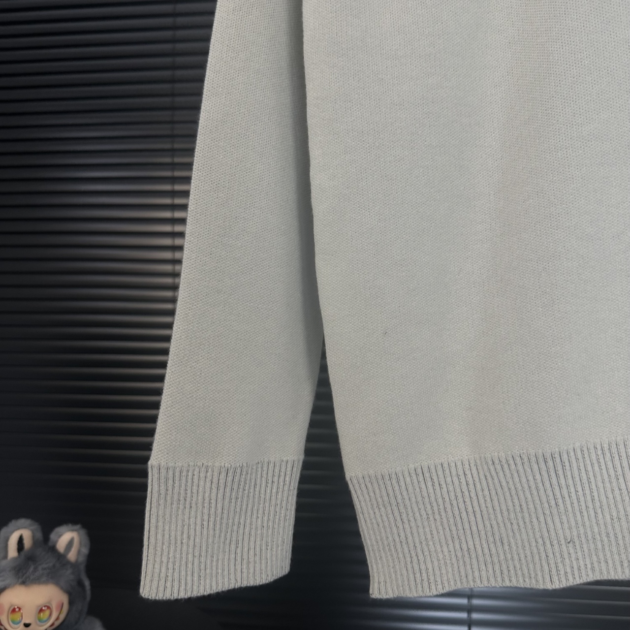 LV 一比一米白針織毛衣 經典Logo刺繡款｜歐美奢侈品精品推薦