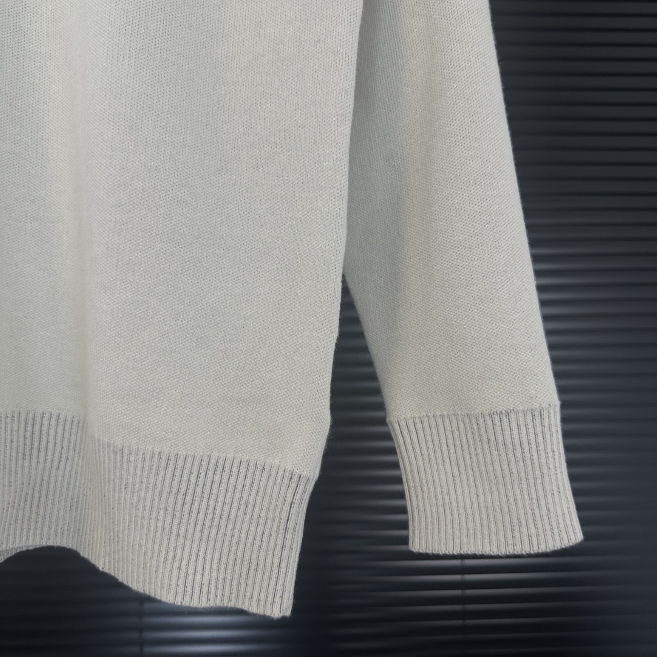 LV 一比一米白針織毛衣 經典Logo刺繡款｜歐美奢侈品精品推薦