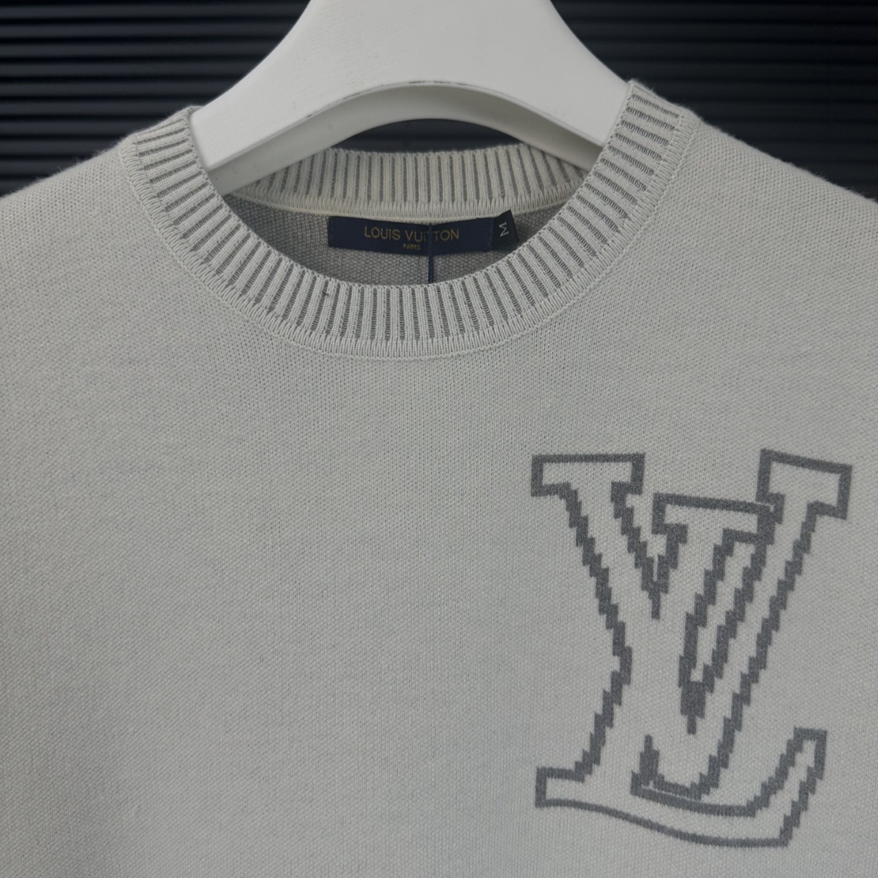 LV 一比一米白針織毛衣 經典Logo刺繡款｜歐美奢侈品精品推薦