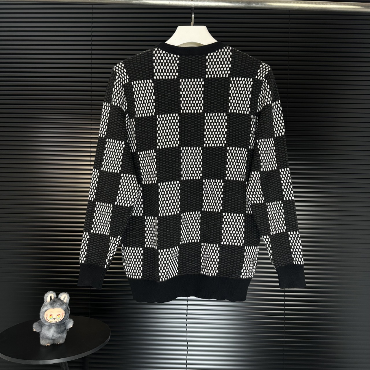 LV 高仿棋盤格針織毛衣 黑白時尚圓領款｜歐美奢侈品精品推薦