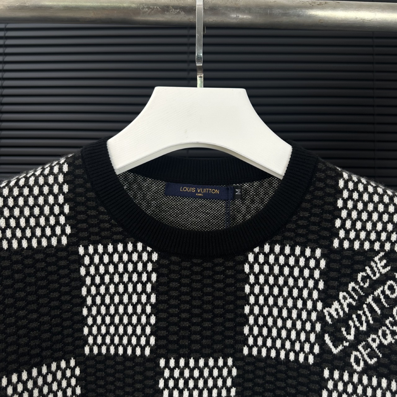 LV 高仿棋盤格針織毛衣 黑白時尚圓領款｜歐美奢侈品精品推薦