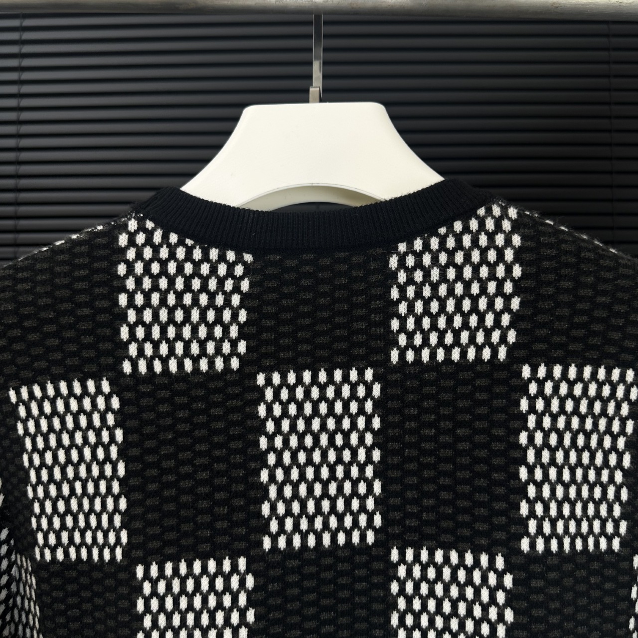 LV 高仿棋盤格針織毛衣 黑白時尚圓領款｜歐美奢侈品精品推薦