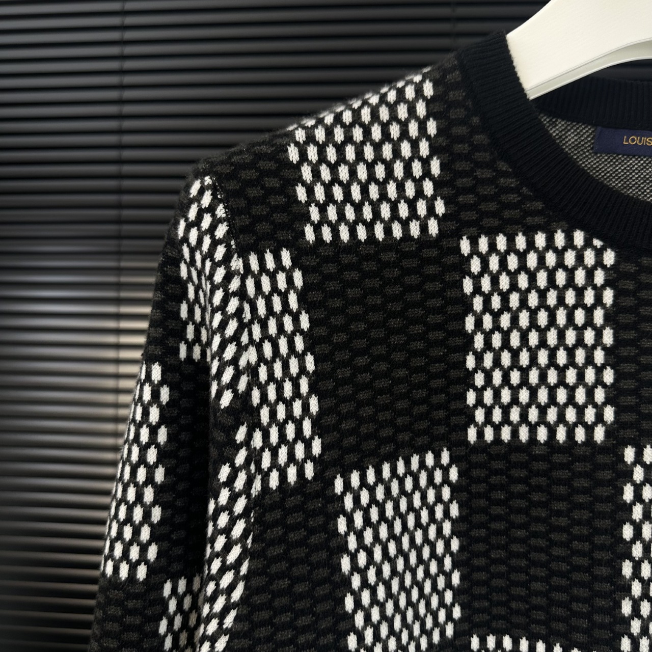 LV 高仿棋盤格針織毛衣 黑白時尚圓領款｜歐美奢侈品精品推薦