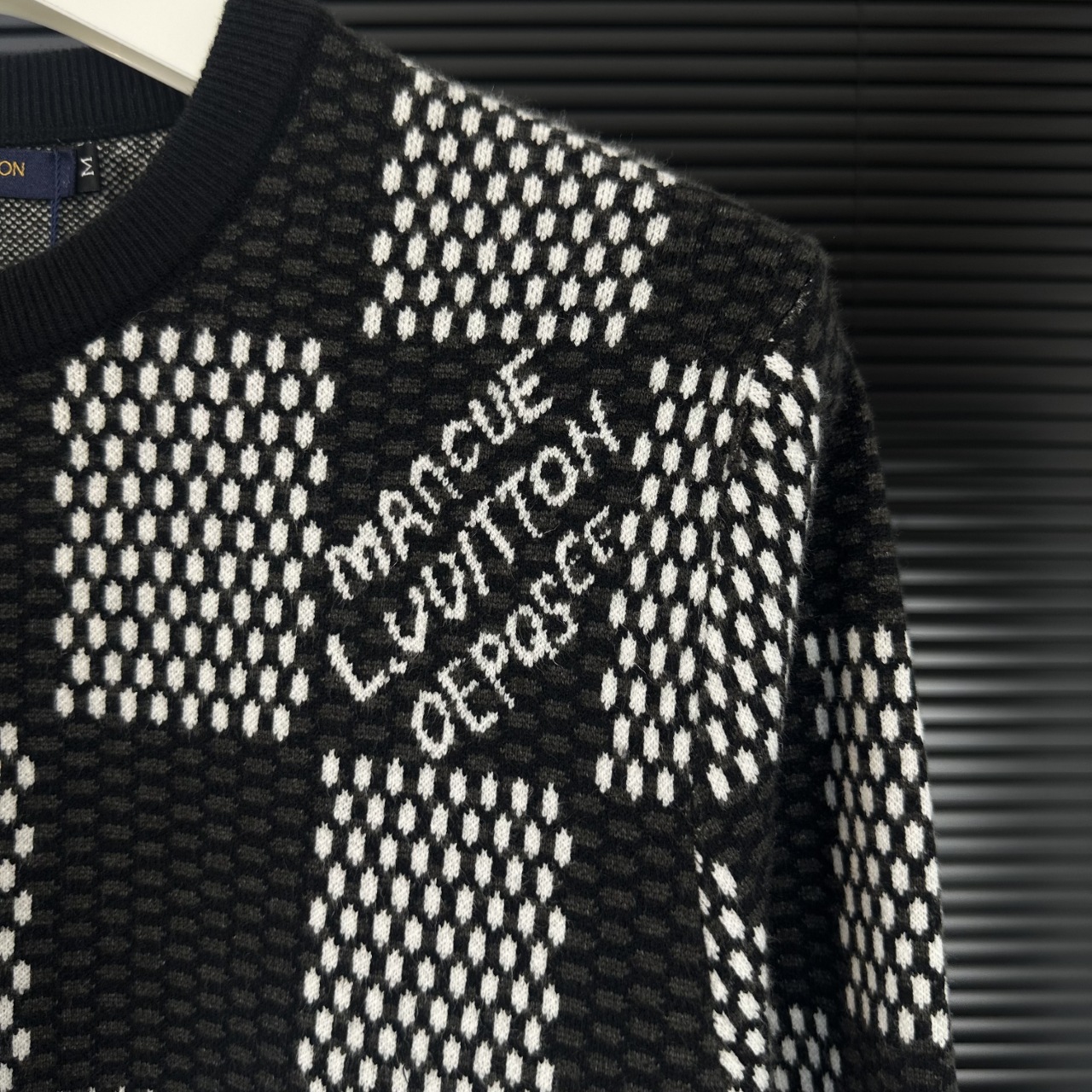 LV 高仿棋盤格針織毛衣 黑白時尚圓領款｜歐美奢侈品精品推薦