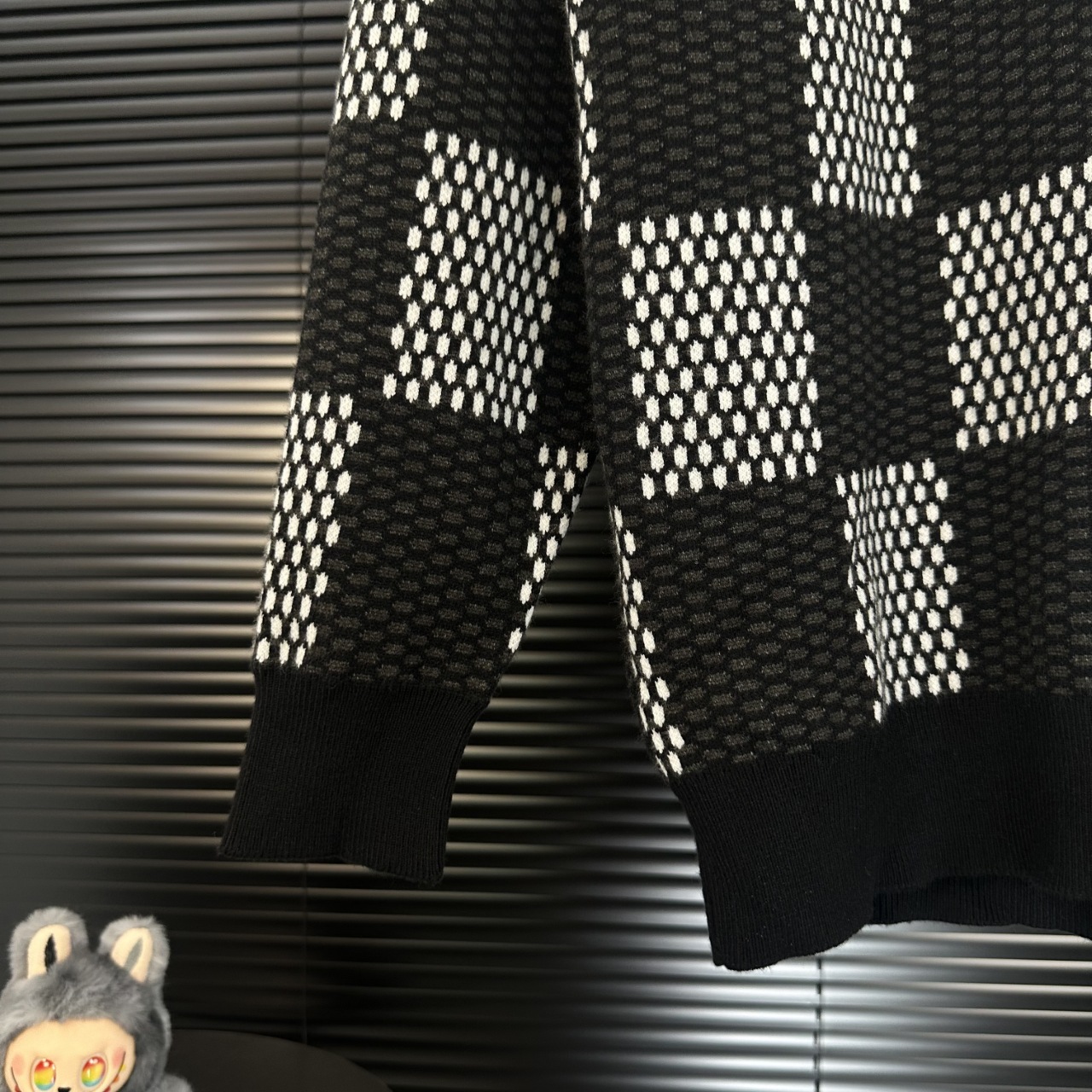 LV 高仿棋盤格針織毛衣 黑白時尚圓領款｜歐美奢侈品精品推薦