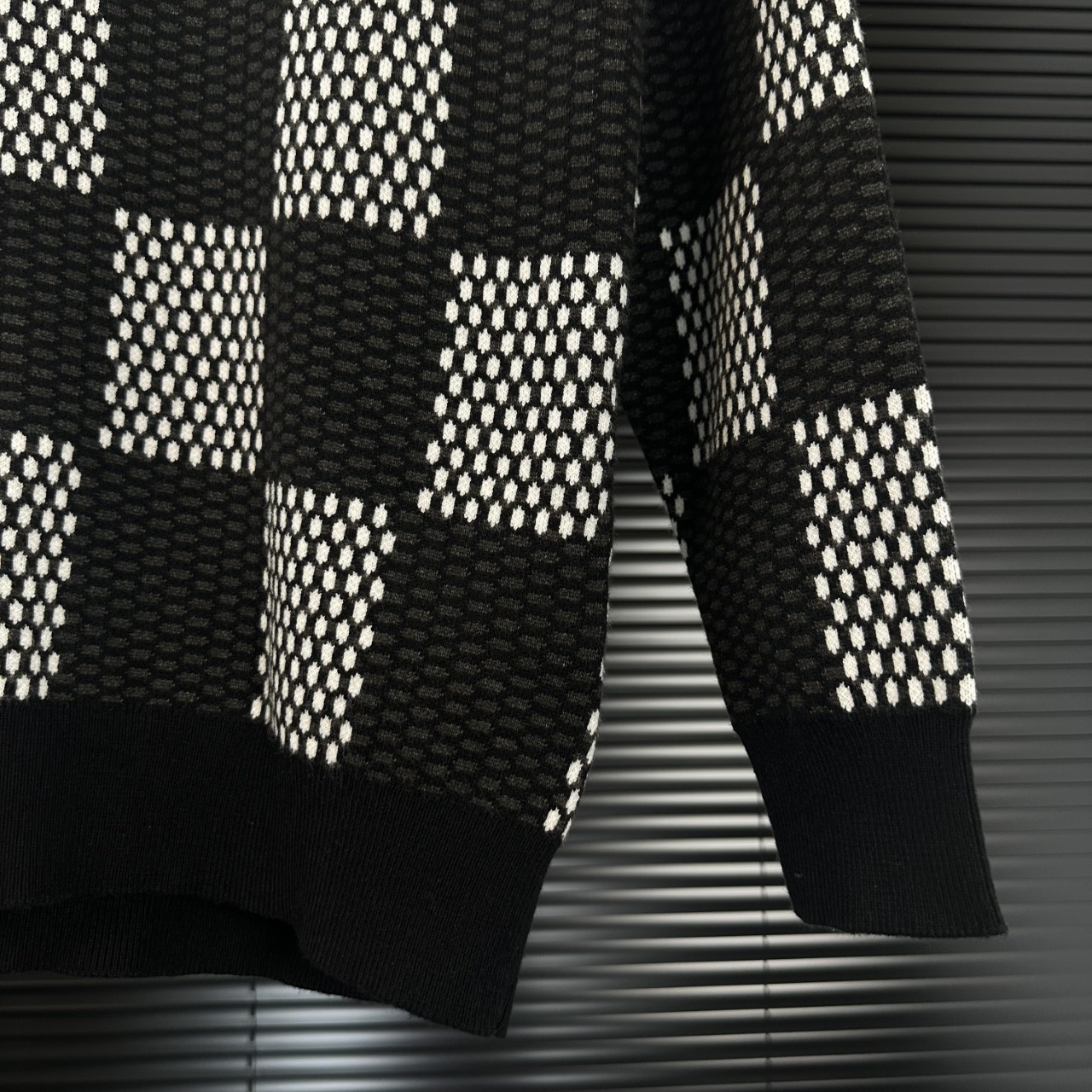 LV 高仿棋盤格針織毛衣 黑白時尚圓領款｜歐美奢侈品精品推薦