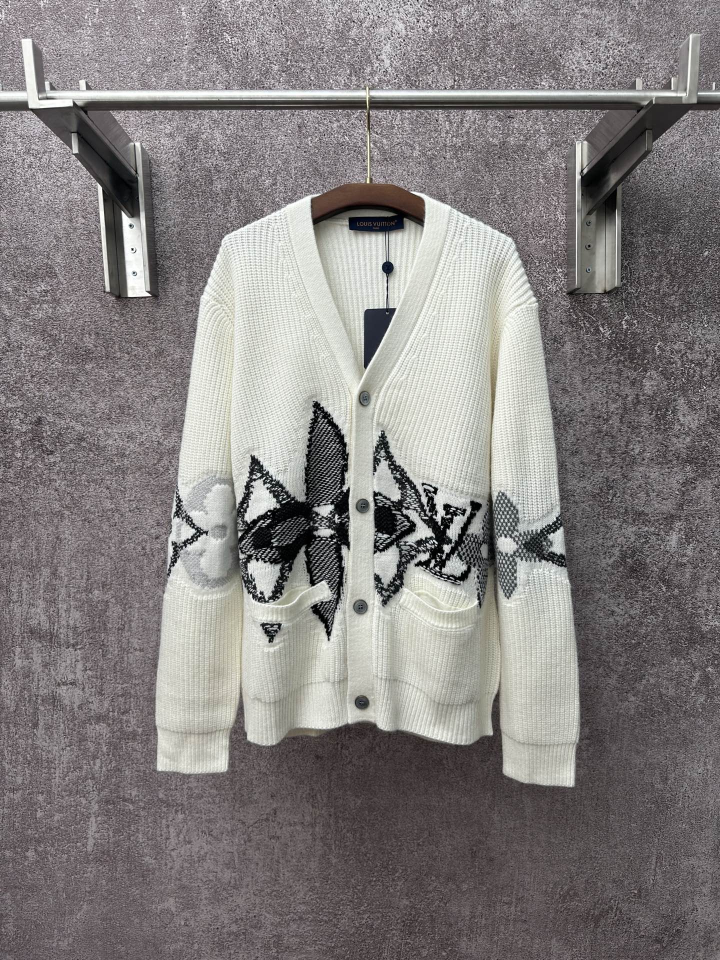 LV 一比一針織開襟毛衣 米白花卉紋理經典款|超A仿原單精品圖片 2 LV 一比一針織開襟毛衣 米白花卉紋理經典款|歐美奢侈品精品推薦
