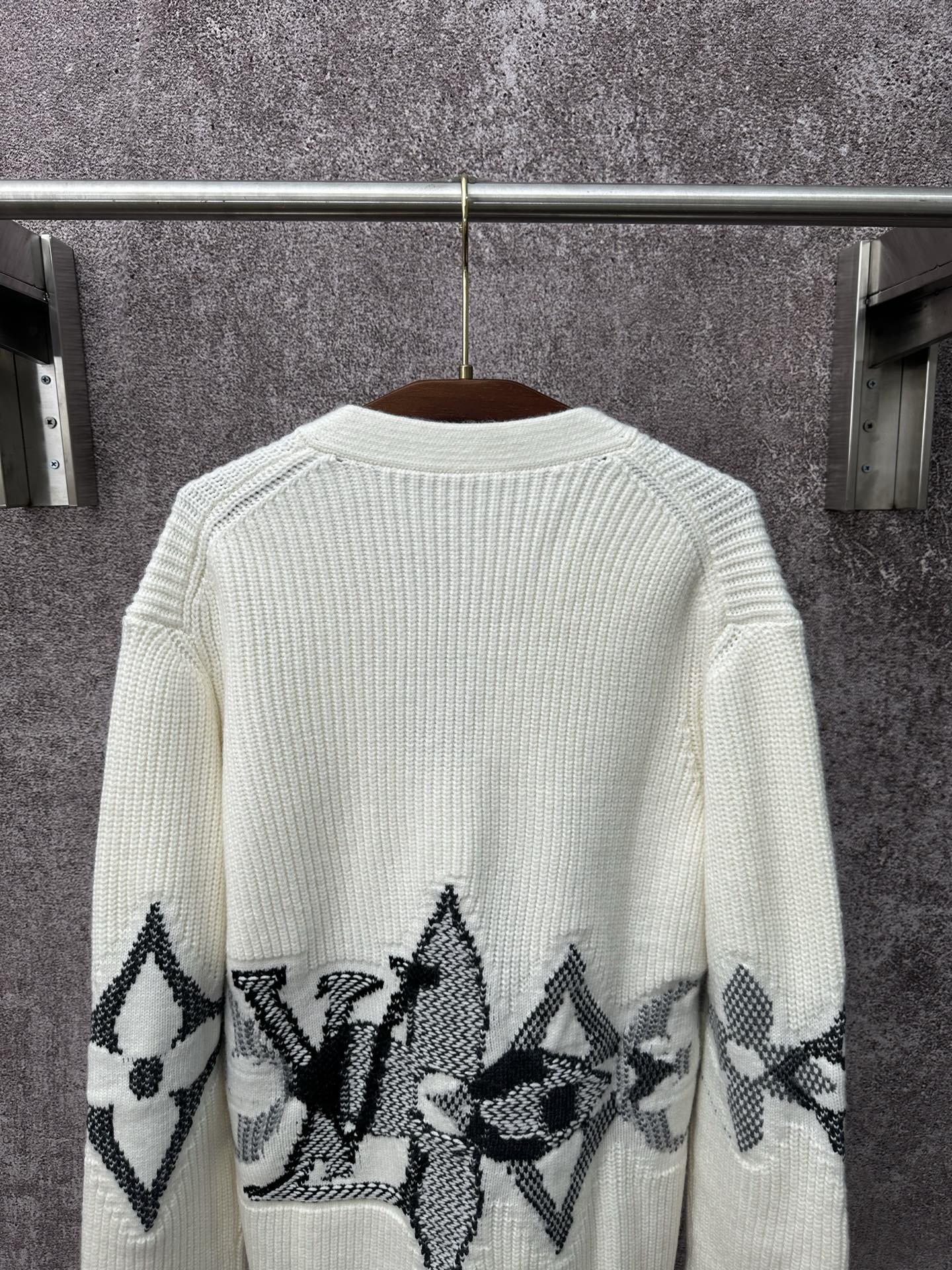 LV 一比一針織開襟毛衣 米白花卉紋理經典款｜歐美奢侈品精品推薦