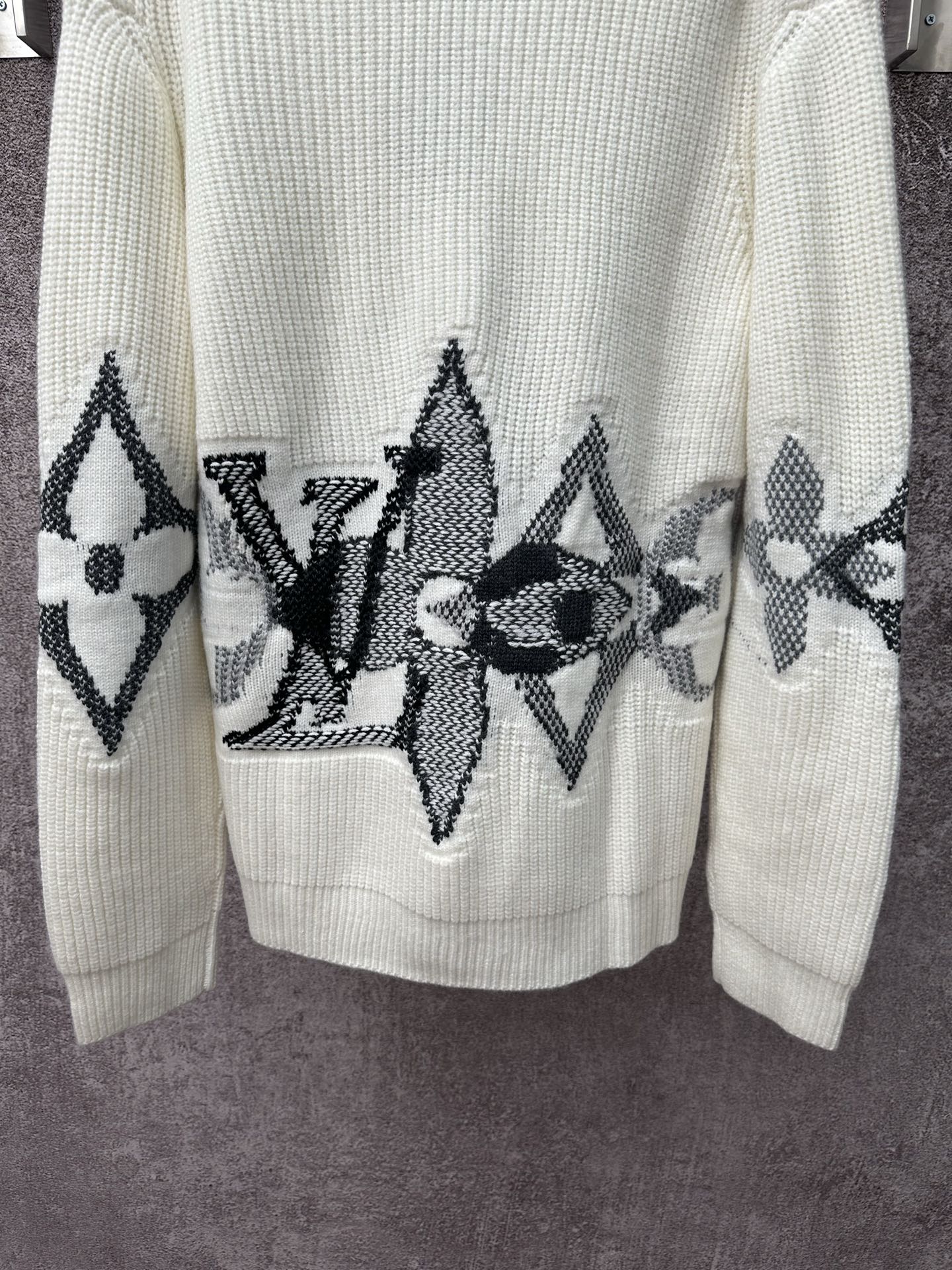 LV 一比一針織開襟毛衣 米白花卉紋理經典款｜歐美奢侈品精品推薦