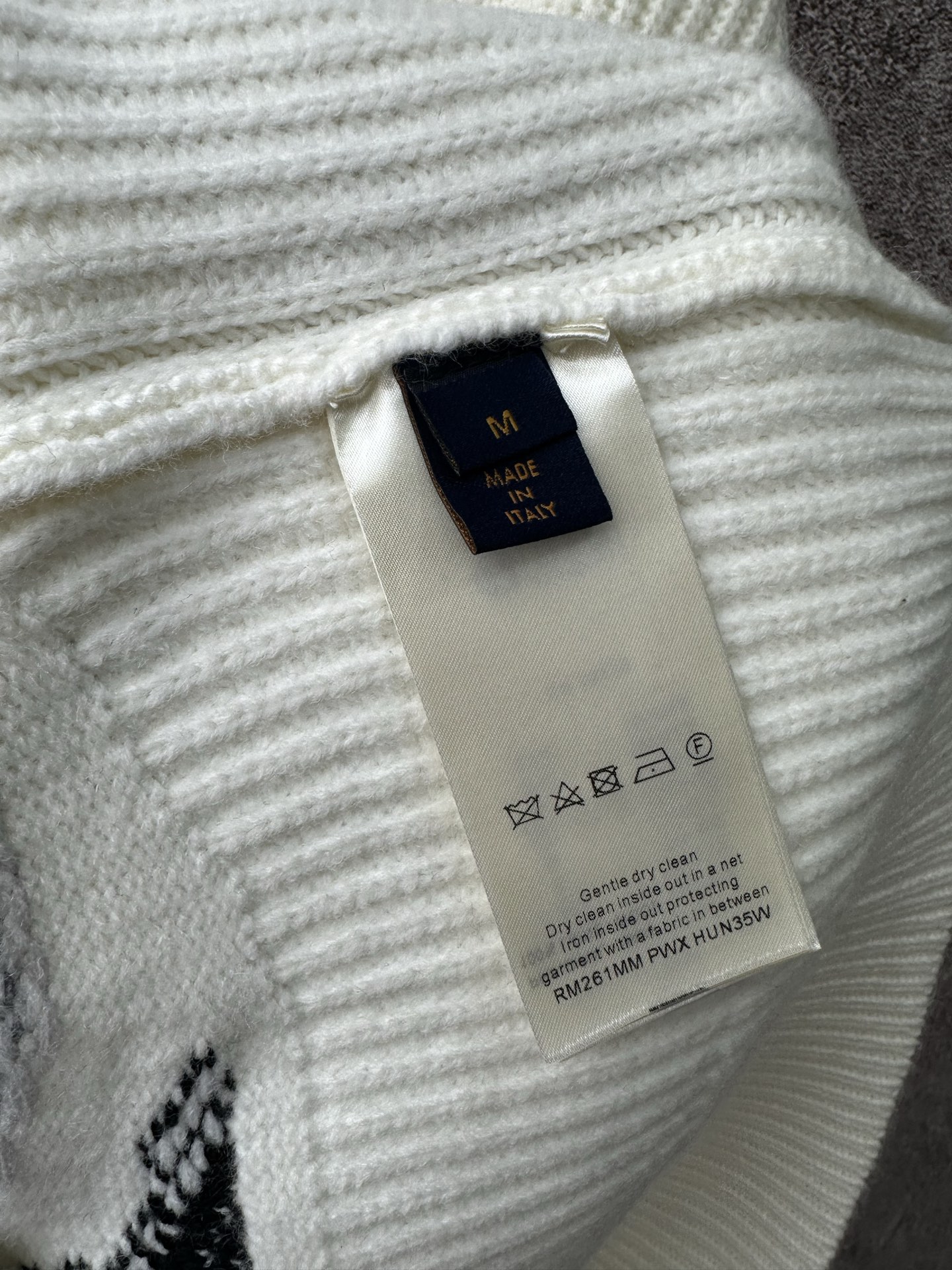 LV 一比一針織開襟毛衣 米白花卉紋理經典款｜歐美奢侈品精品推薦