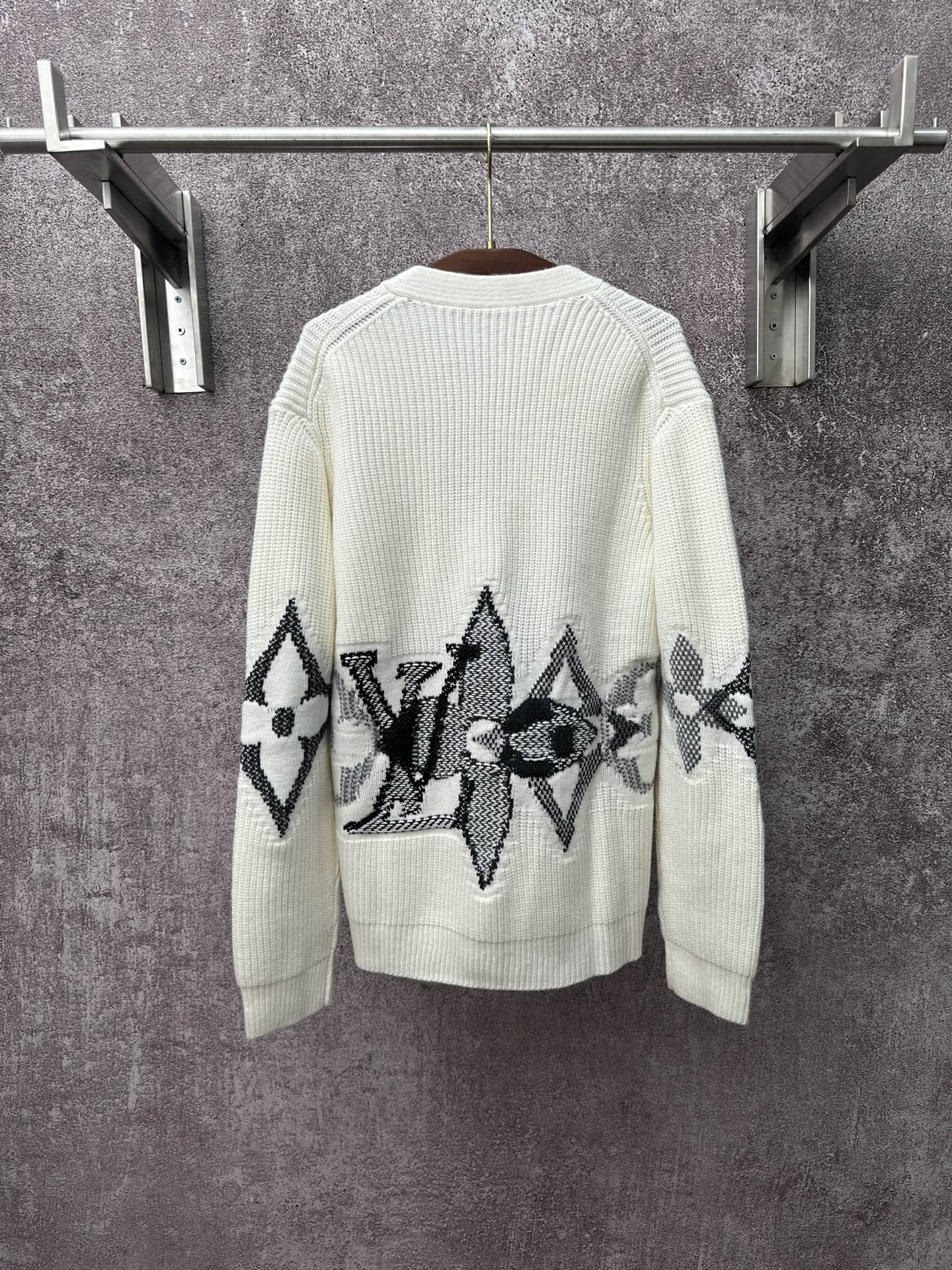 LV 一比一針織開襟毛衣 米白花卉紋理經典款｜歐美奢侈品精品推薦