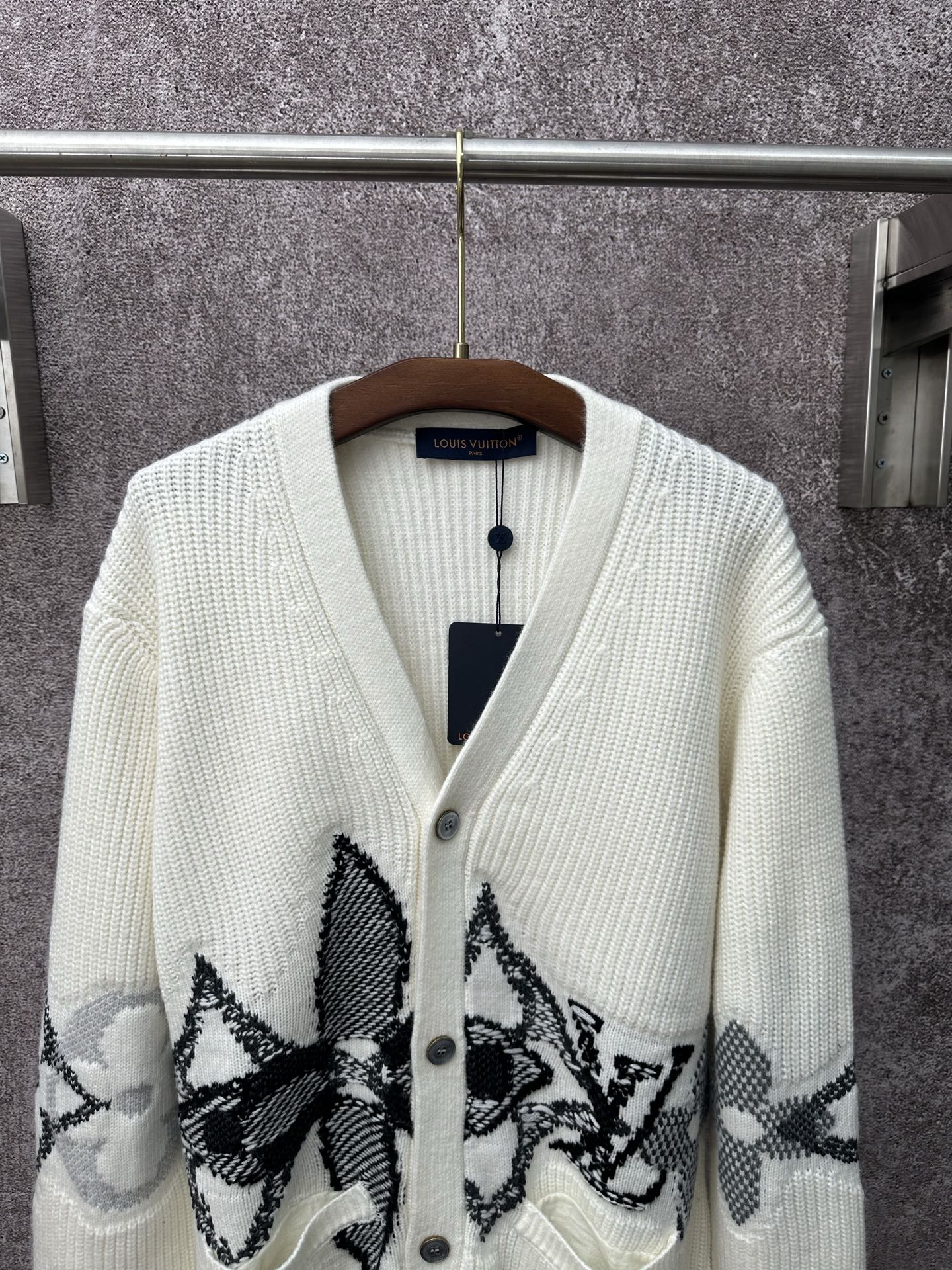LV 一比一針織開襟毛衣 米白花卉紋理經典款｜歐美奢侈品精品推薦