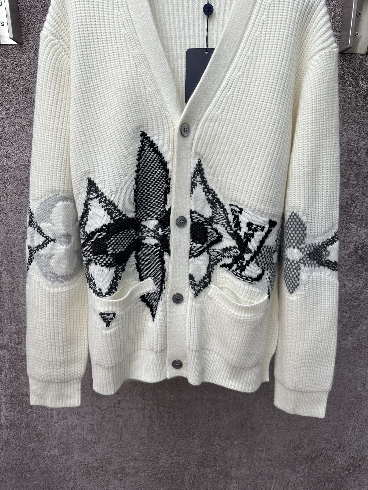 LV 一比一針織開襟毛衣 米白花卉紋理經典款｜歐美奢侈品精品推薦