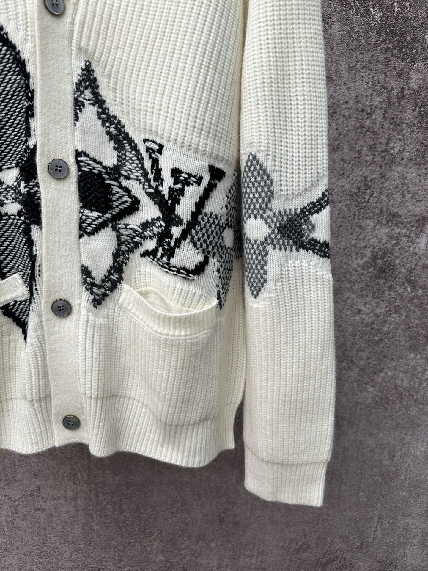 LV 一比一針織開襟毛衣 米白花卉紋理經典款｜歐美奢侈品精品推薦