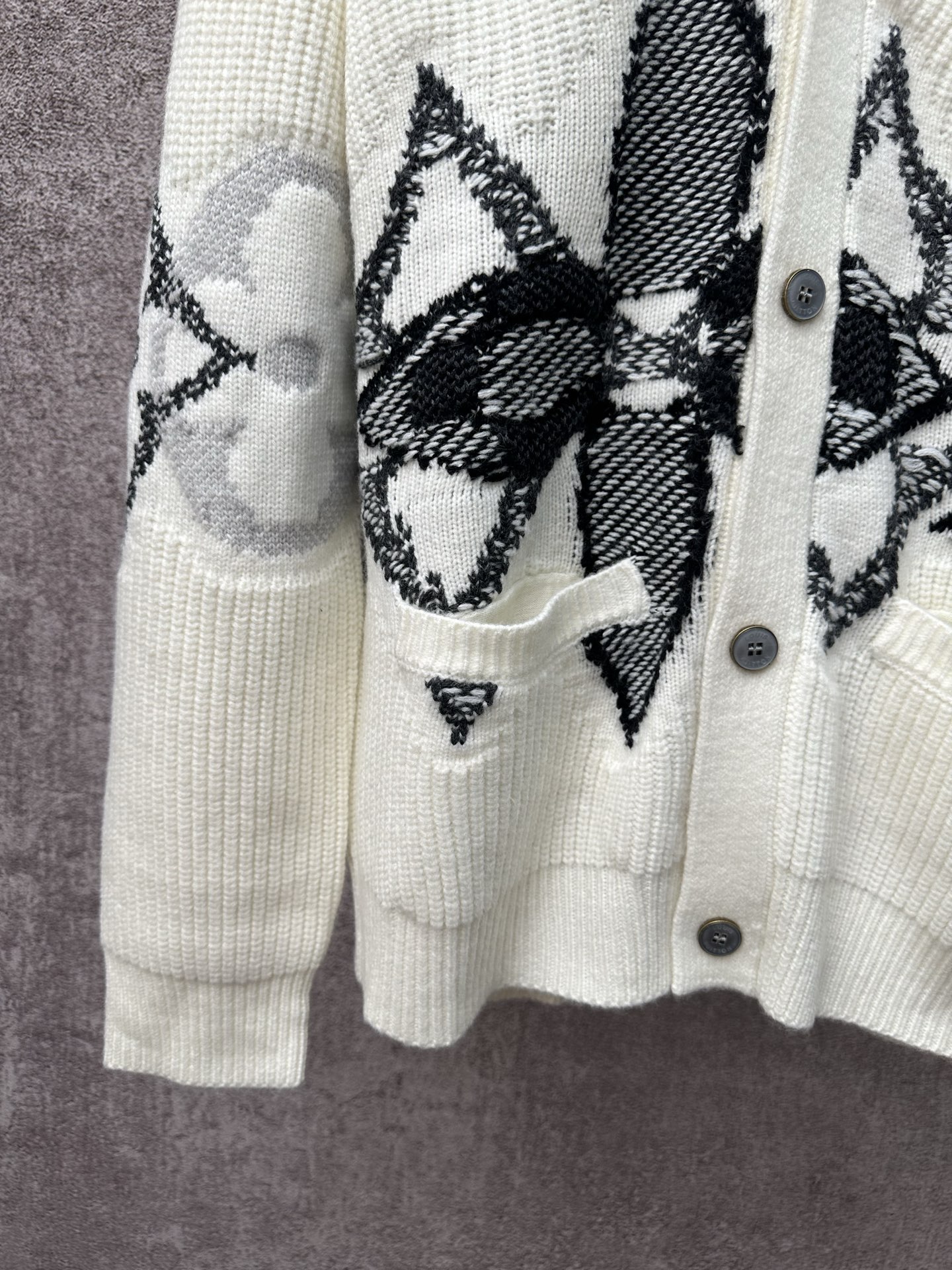 LV 一比一針織開襟毛衣 米白花卉紋理經典款｜歐美奢侈品精品推薦