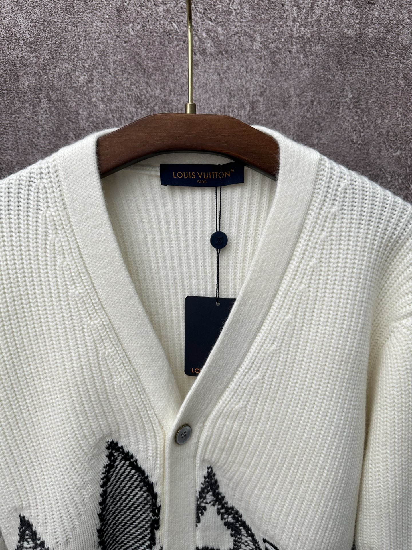 LV 一比一針織開襟毛衣 米白花卉紋理經典款｜歐美奢侈品精品推薦